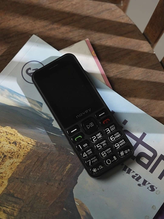 Novey P70 knopkali telefon, katta ekran 2.4", kamerasiz, 2 SIM