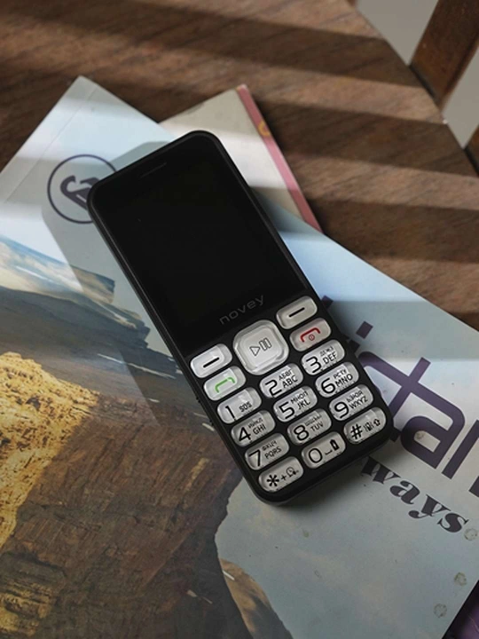 Novey P70 knopkali telefon, katta ekran 2.4", kamerasiz, 2 SIM