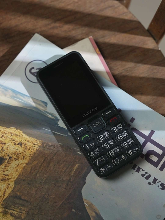 Novey P70 knopkali telefon, katta ekran 2.4", kamerasiz, 2 SIM