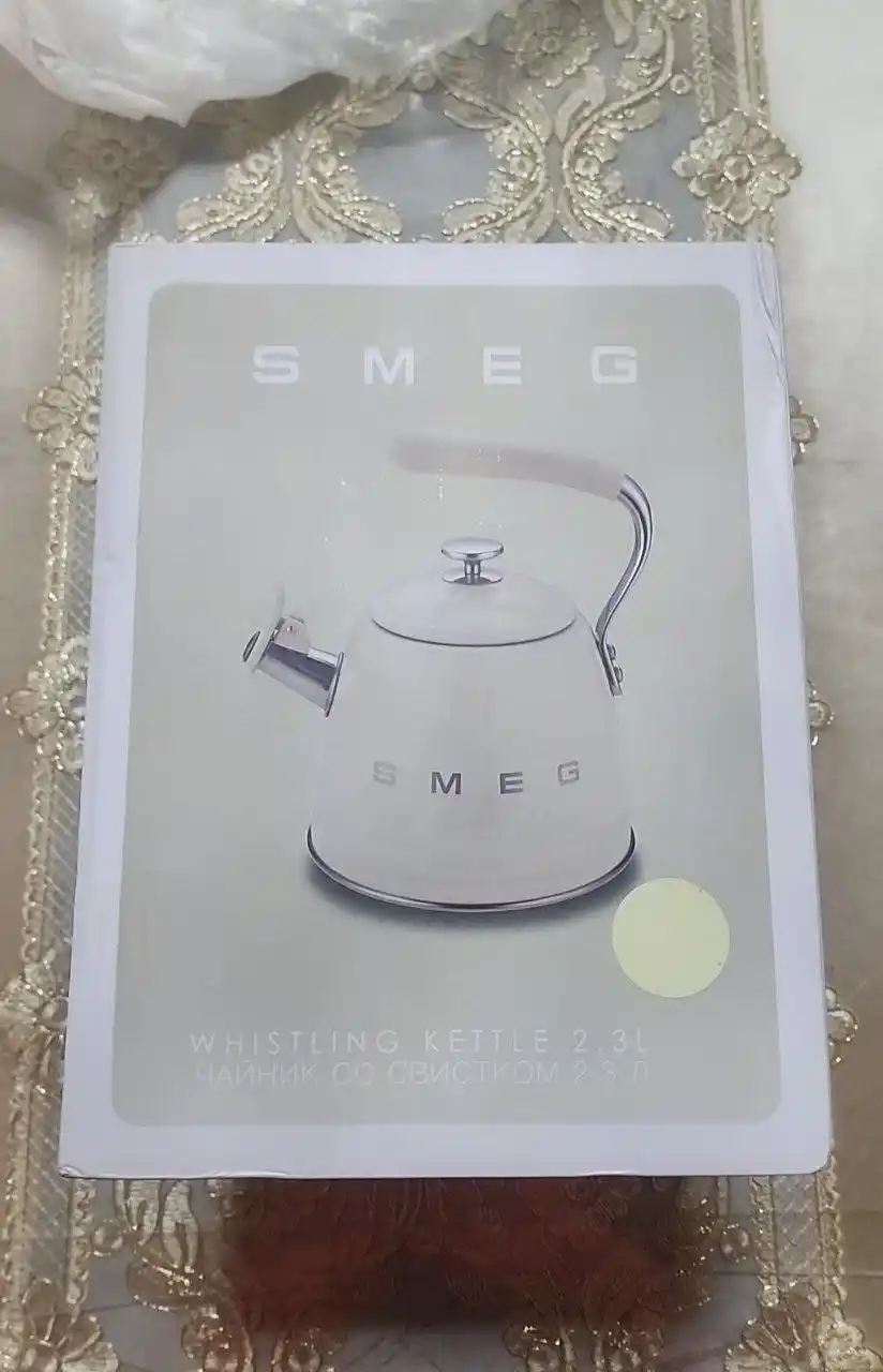 SMEG 2,3 l hushtakli choynak, emalli, qaymoq rang, plita uchun