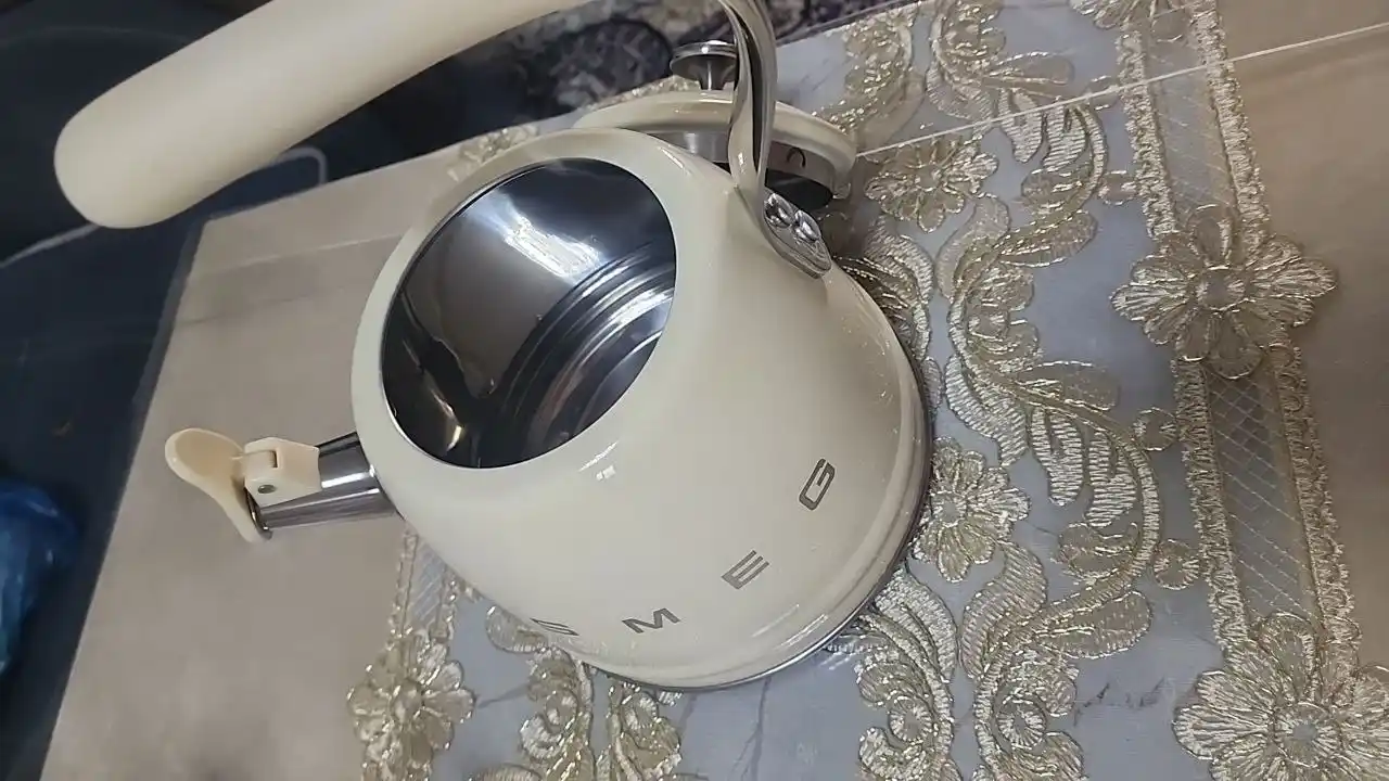 SMEG 2,3 l hushtakli choynak, emalli, qaymoq rang, plita uchun