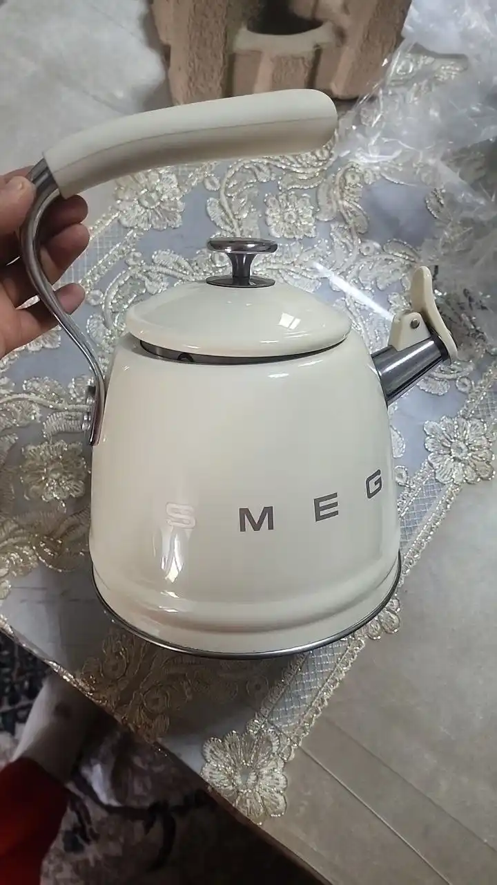 SMEG 2,3 l hushtakli choynak, emalli, qaymoq rang, plita uchun