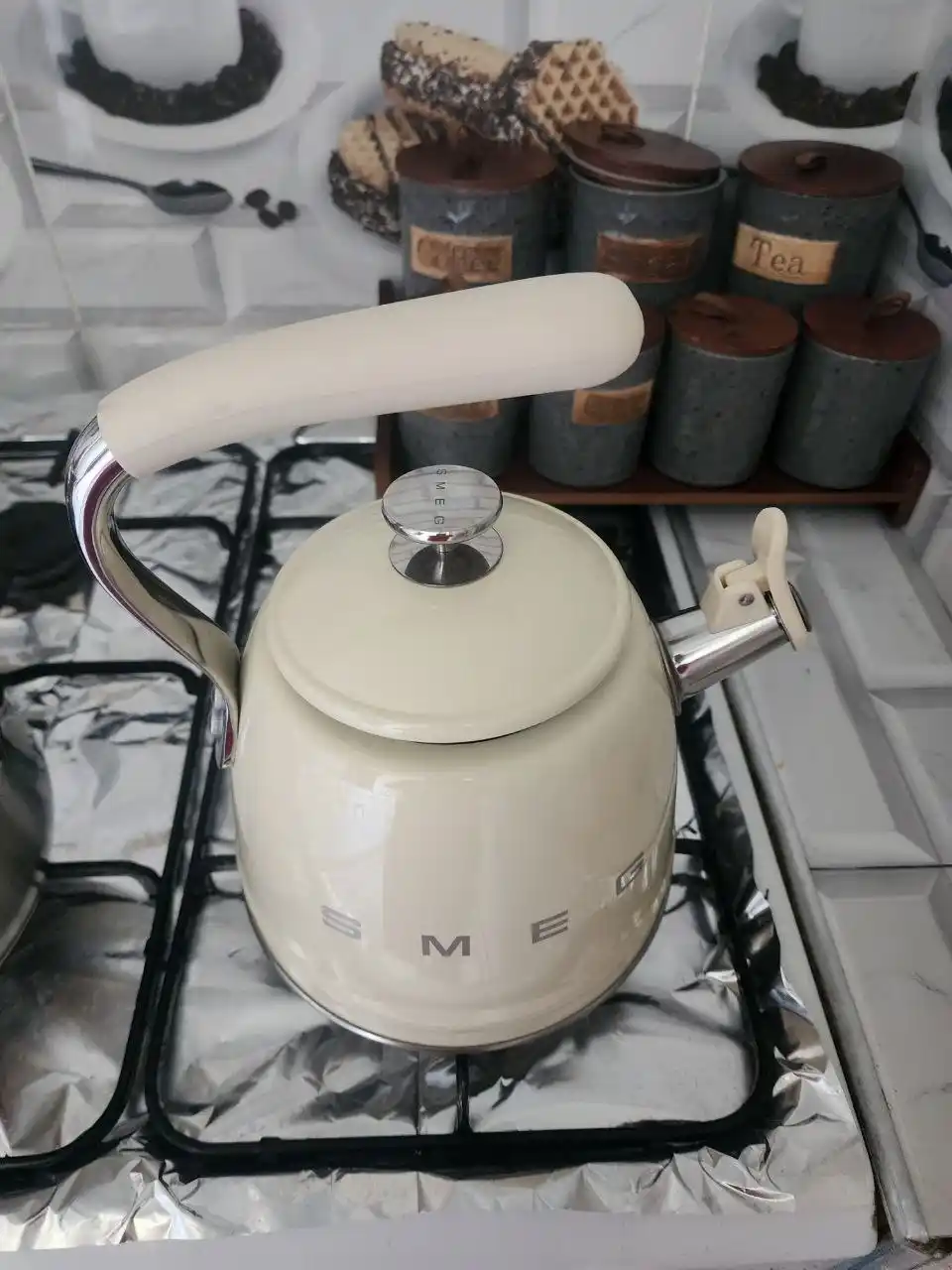 SMEG 2,3 l hushtakli choynak, emalli, qaymoq rang, plita uchun