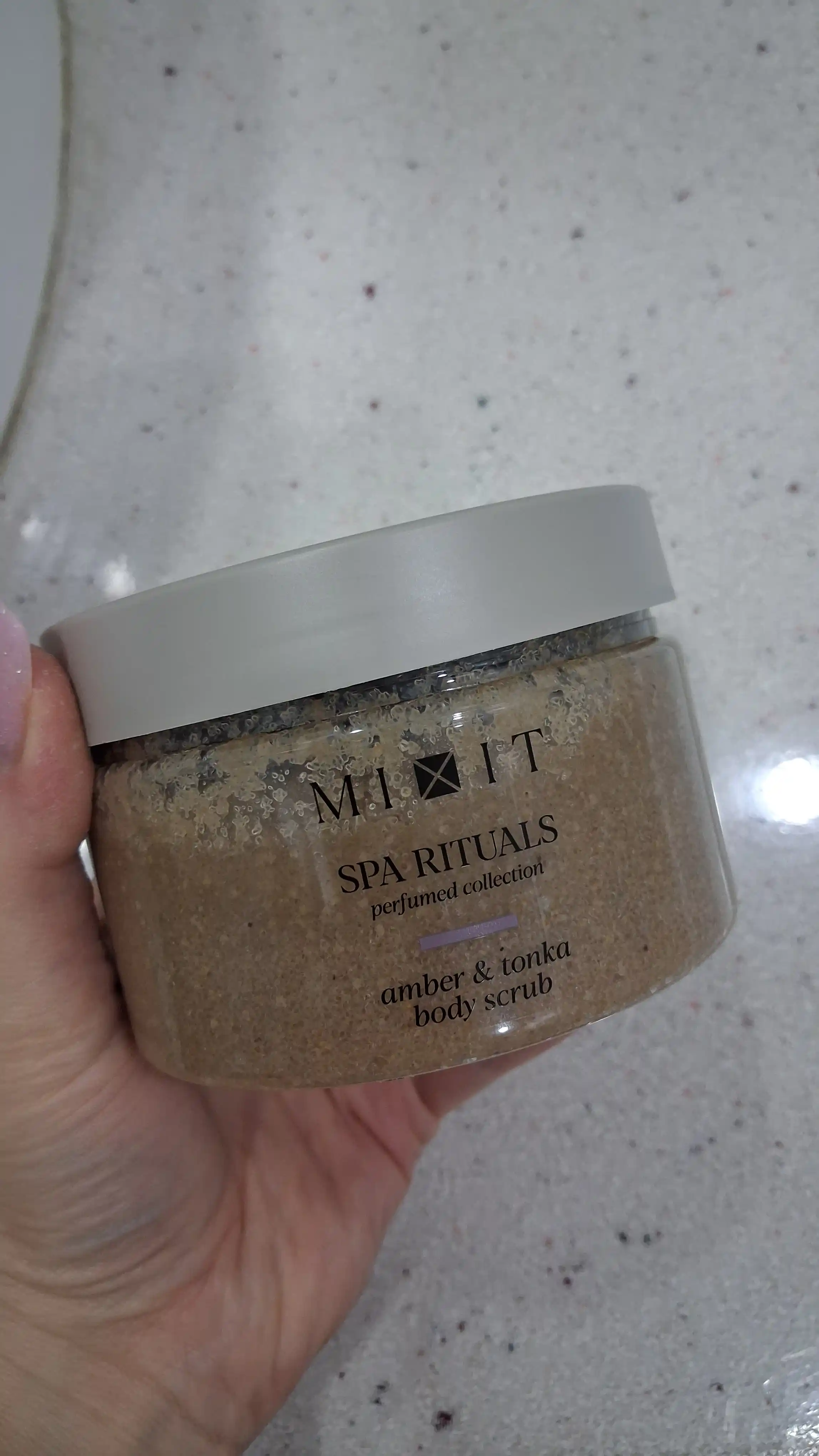 MIXIT Spa Rituals tanaga mo‘ljallangan skrab Amber & Tonka, 300 g