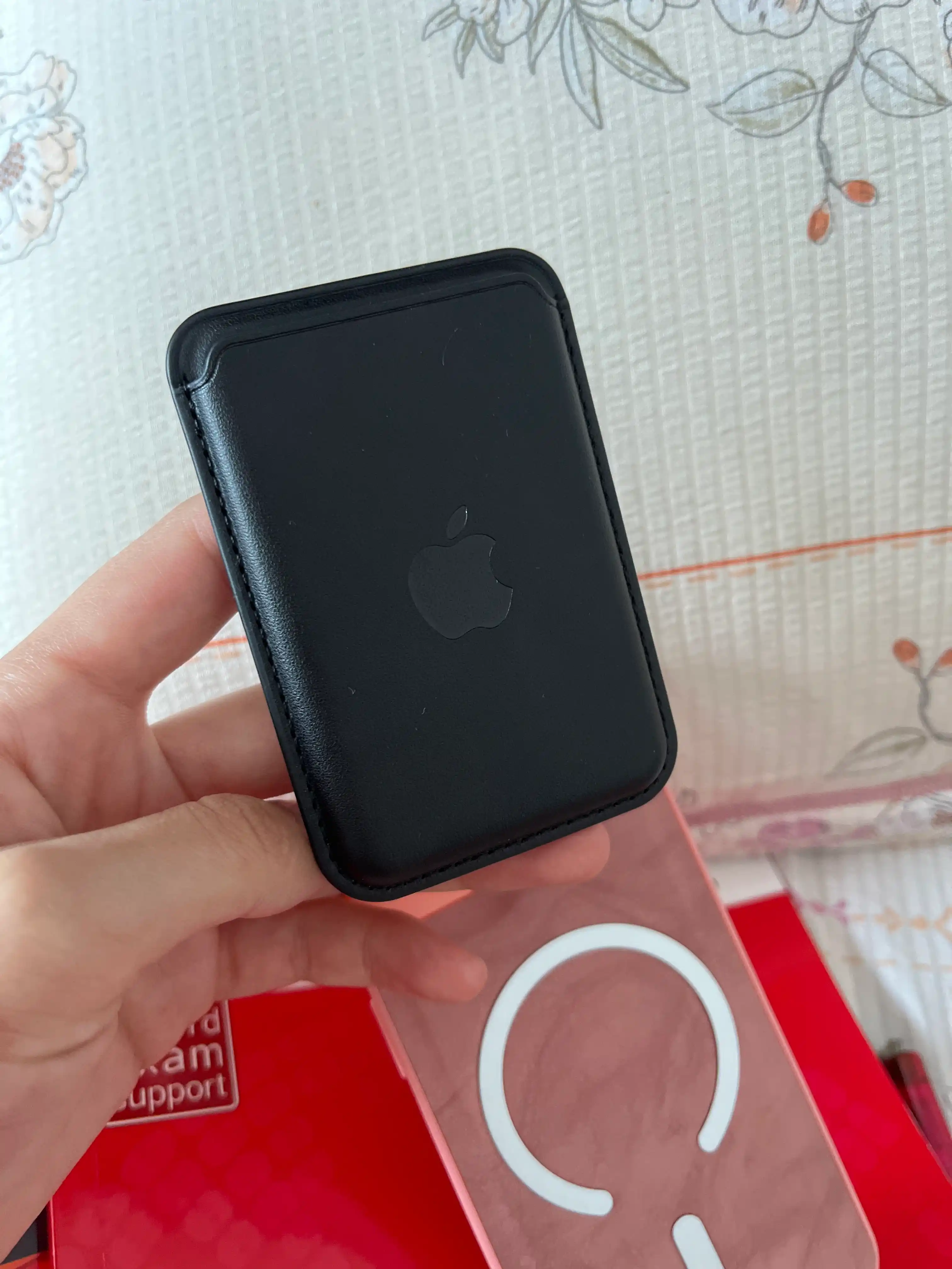 IPhone uchun MagSafe kartxolder, bank kartalari uchun