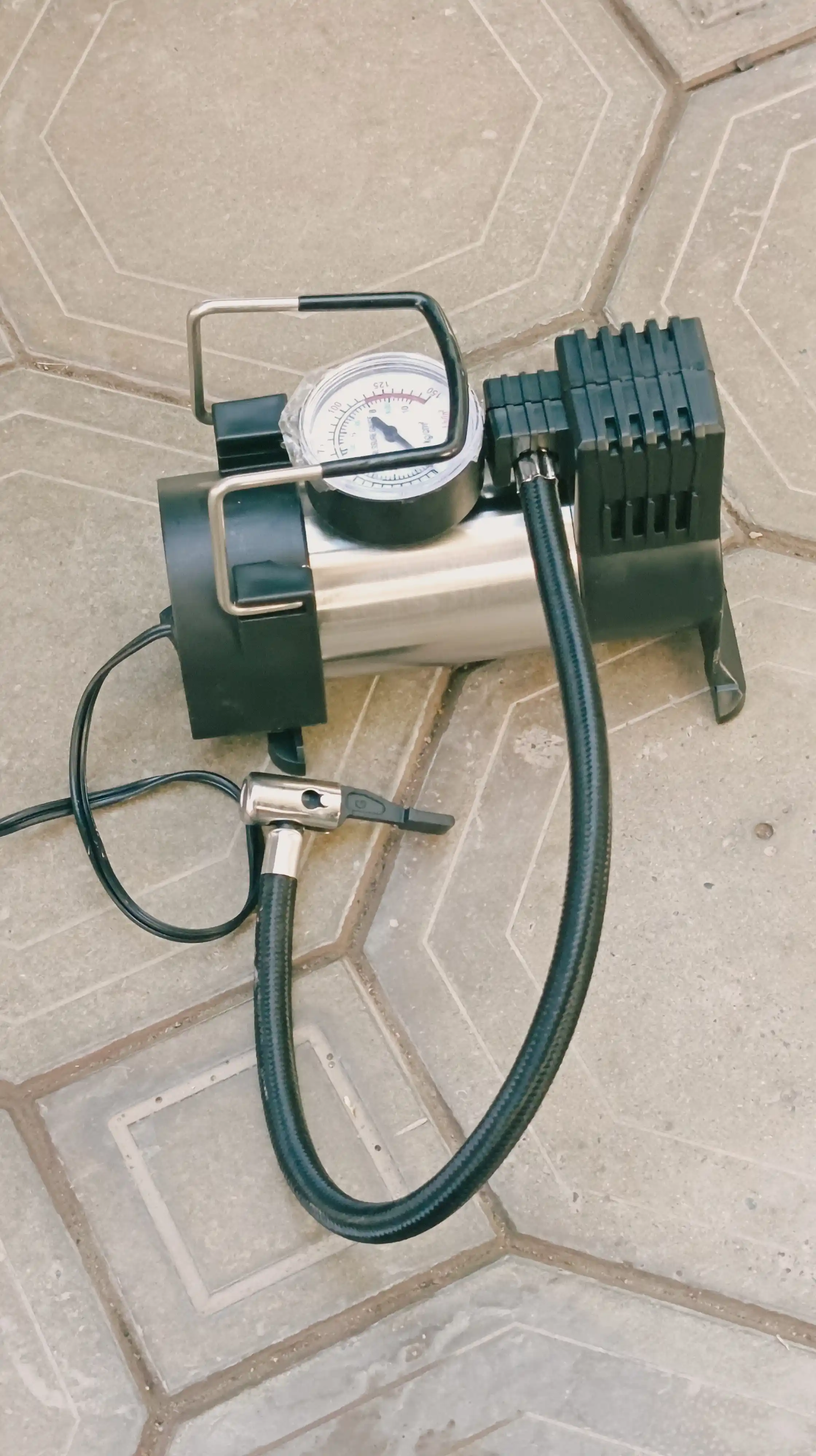 Avtomobil uchun kompressor nasosi 12V aksessuarlar to‘plami bilan