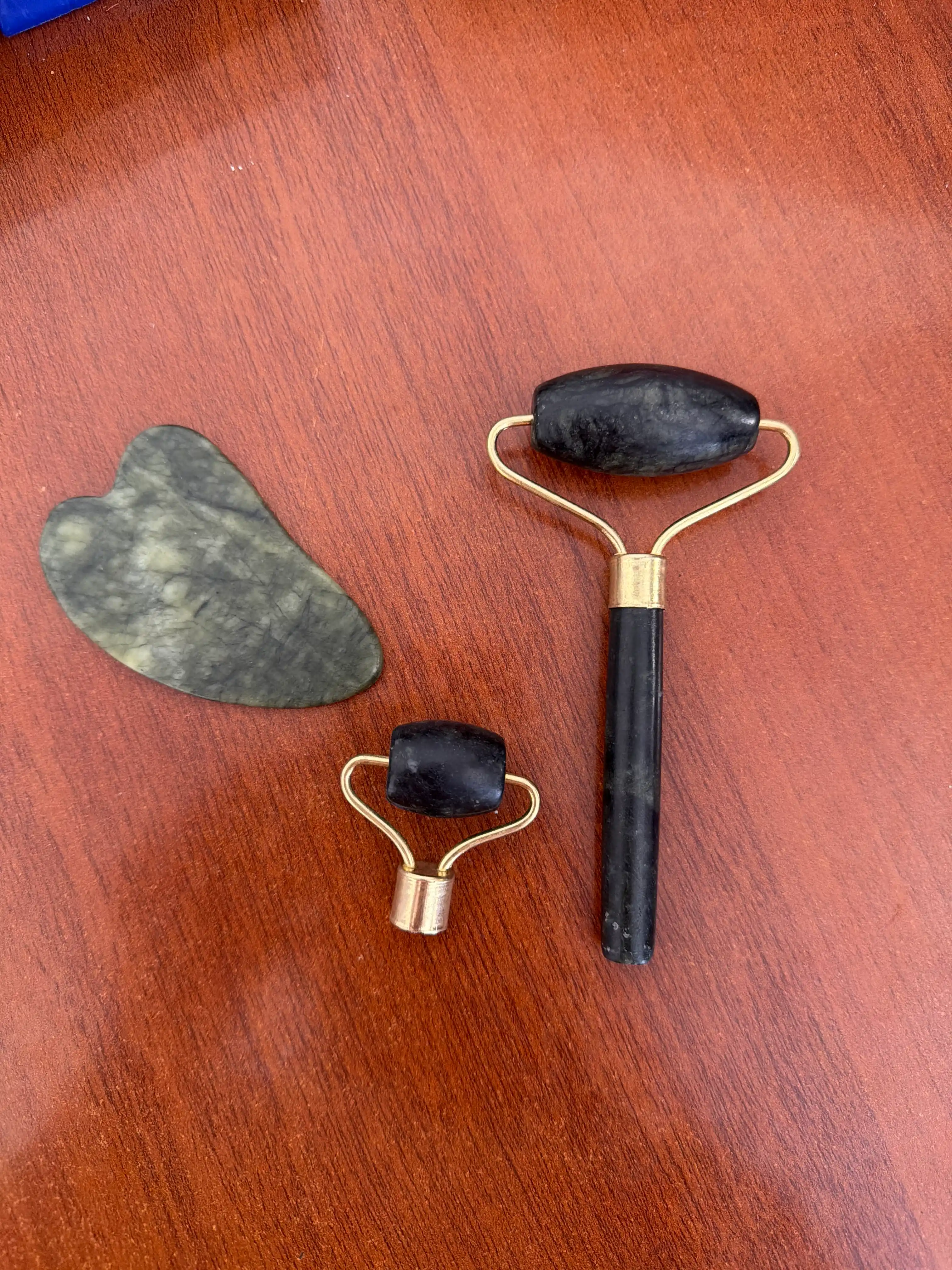 Atirgul kvars massaj to‘plami 2 tasi 1 da – Gua Sha qirg‘ich va yuz massaj rulosi