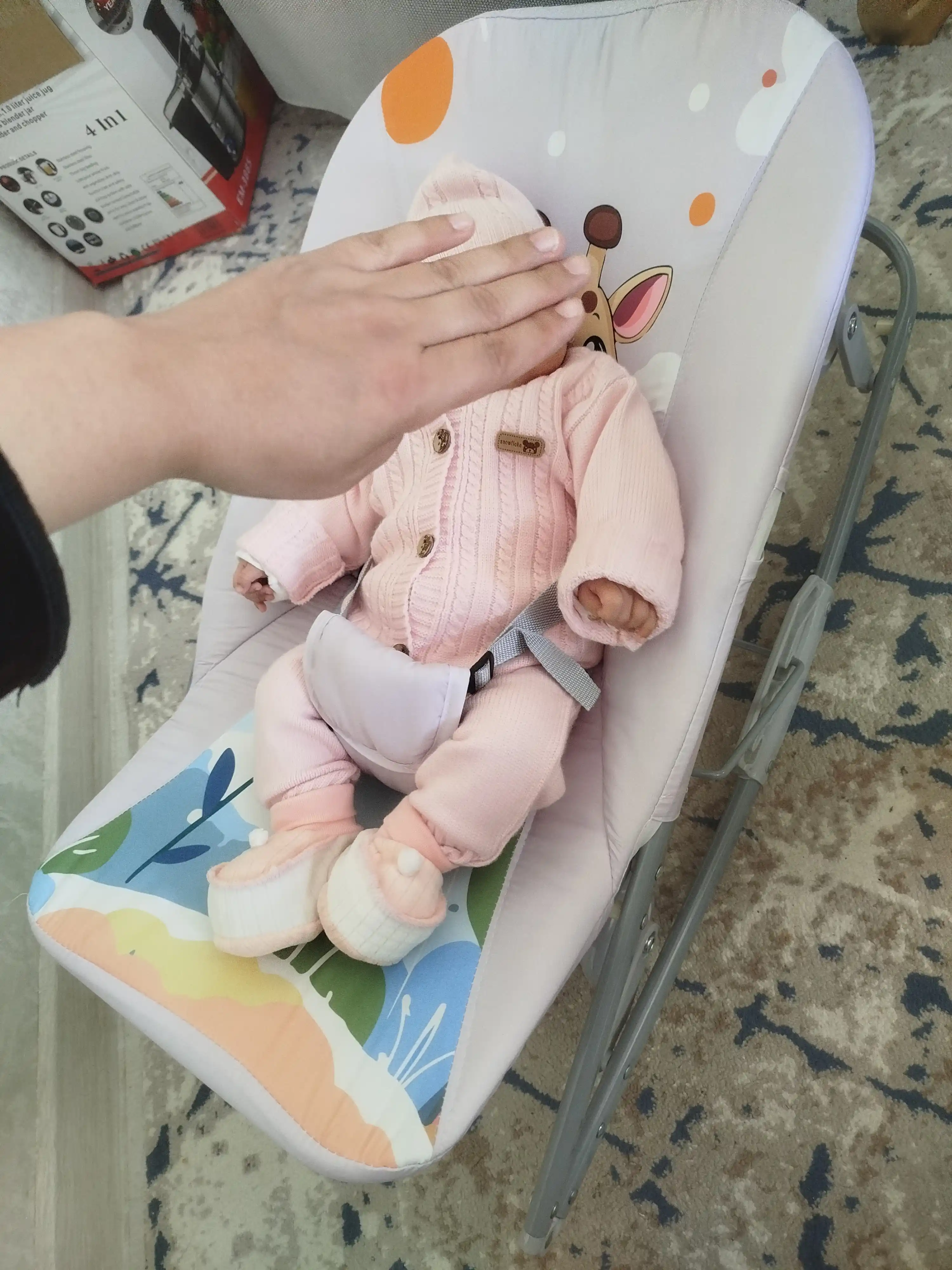 Шезлонг-качалка для новорождённых, с игрушками и защитной москитной сеткой