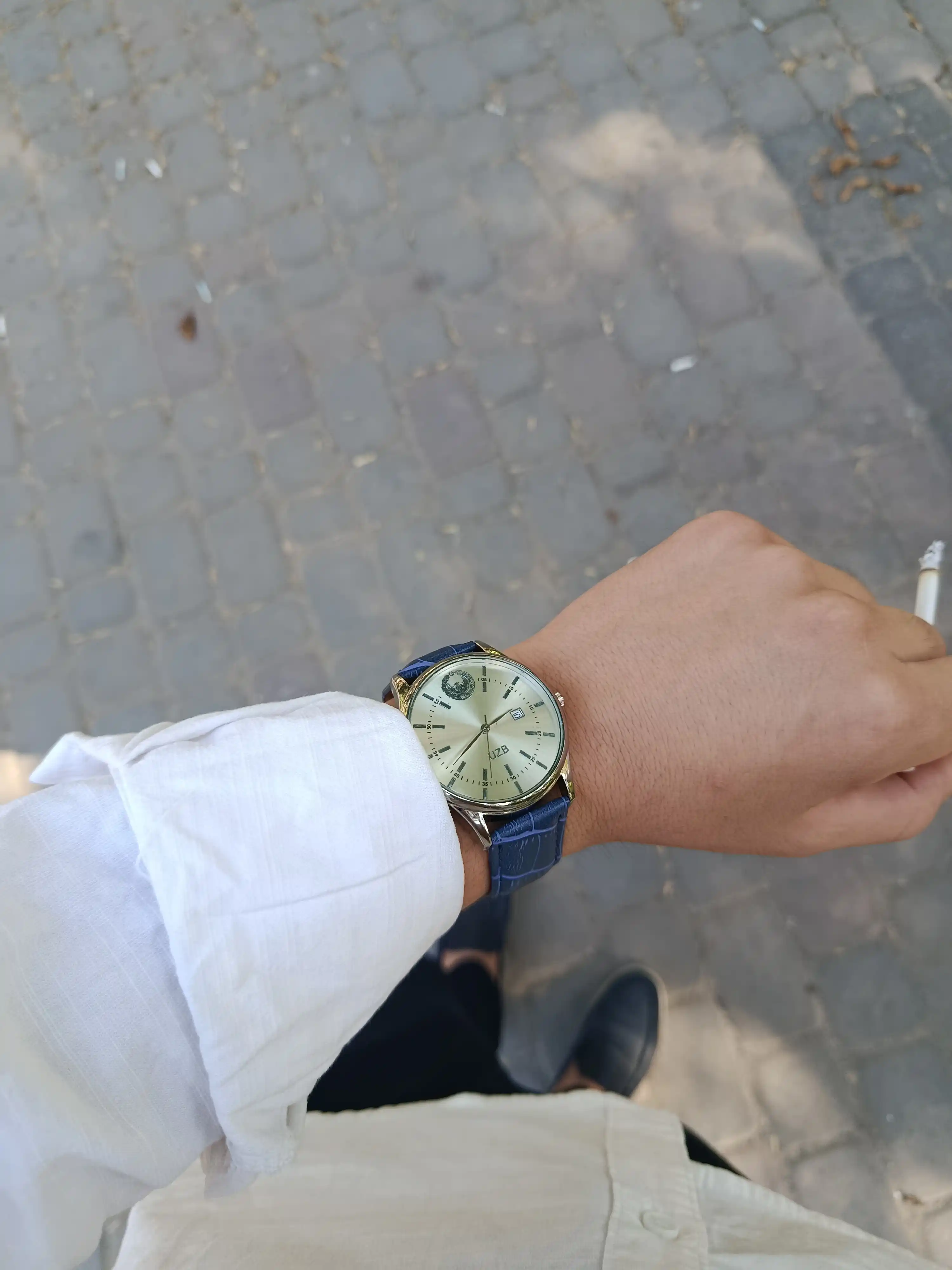 Erkaklar qo'l soati, charm tasmli to'rtburchak kvarts soat, O'zbekiston xaritasi bilan