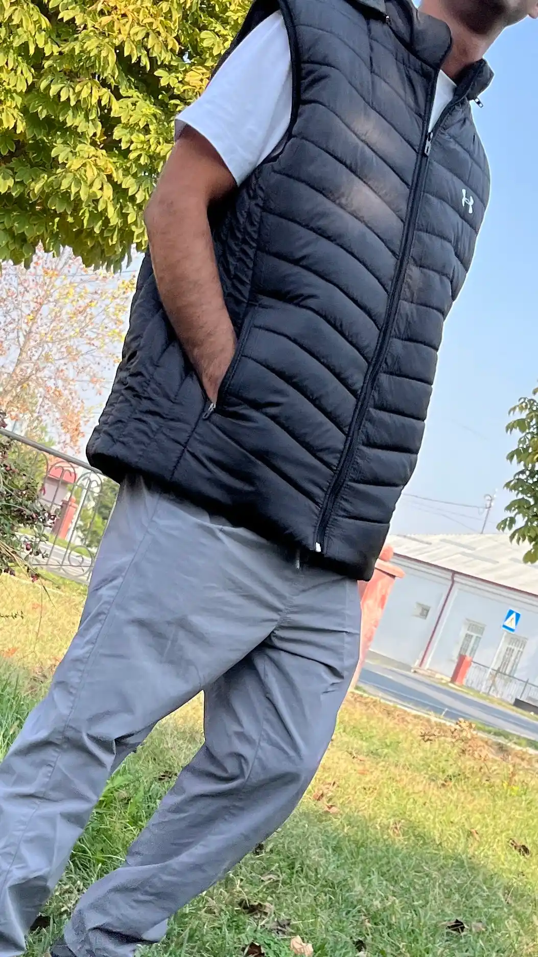 Jiletka erkaklar uchun issiq kapyushonli fermuarli cho‘ntakli