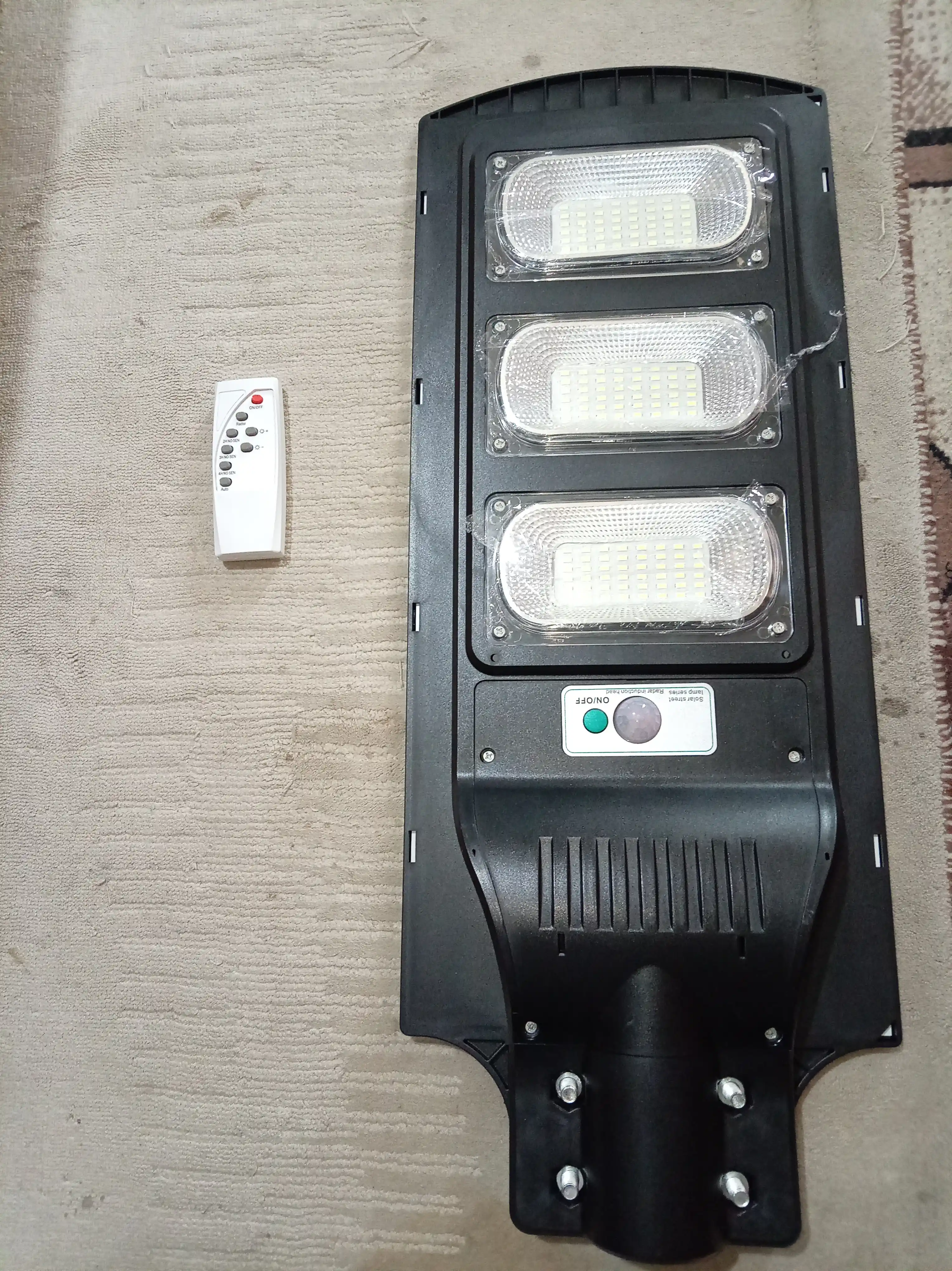 Quyosh panelli LED ko‘cha chirog‘i 100–250W, pultli, sensorli solar proyektor