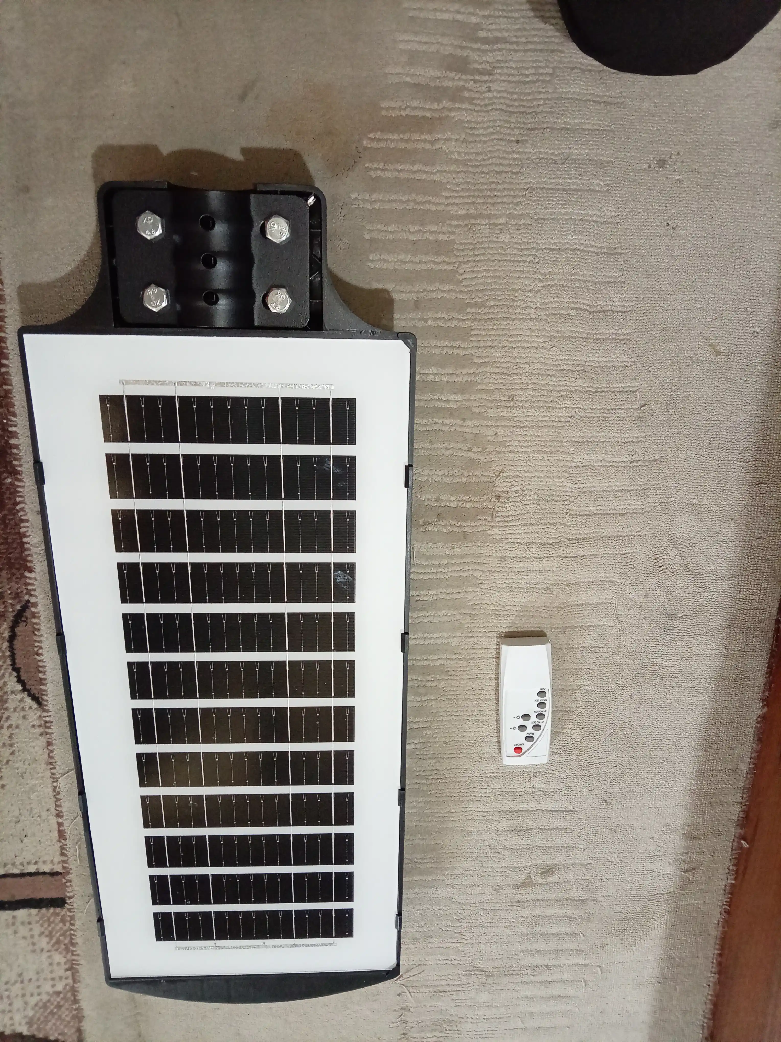 Quyosh panelli LED ko‘cha chirog‘i 100–250W, pultli, sensorli solar proyektor