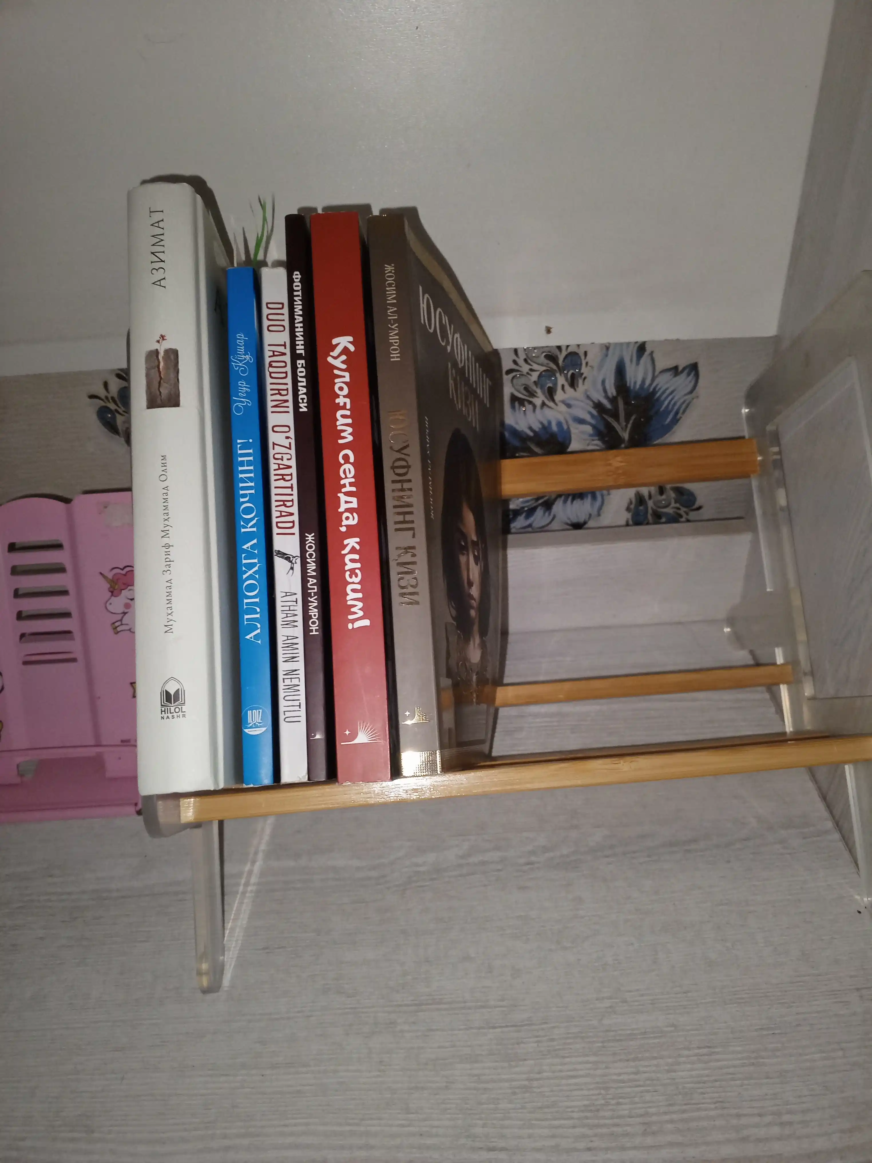 Kitob javoni, stol usti organayzeri, yog‘ochdan yasalgan kitoblar uchun taglik