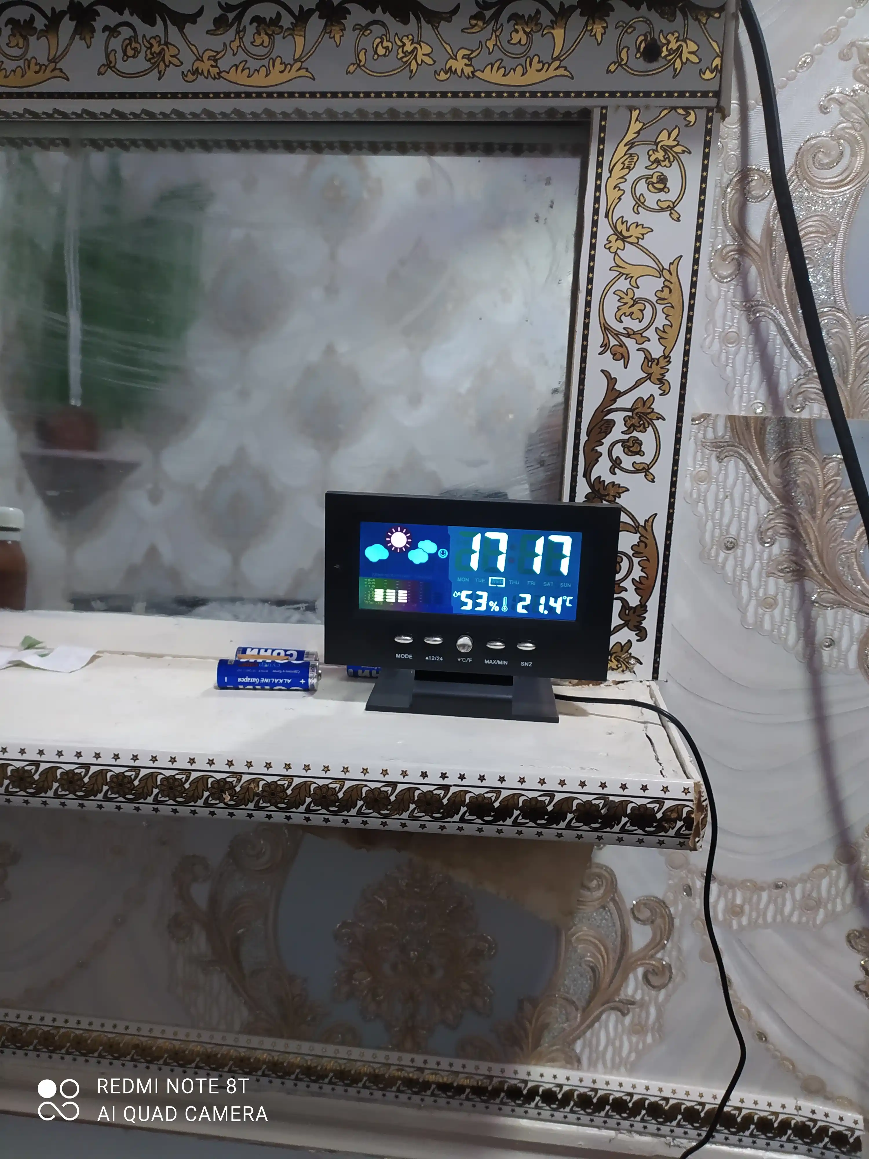 Ko‘p funksiyali budilnik, termometrli elektron stol soati, batareyada ishlaydi