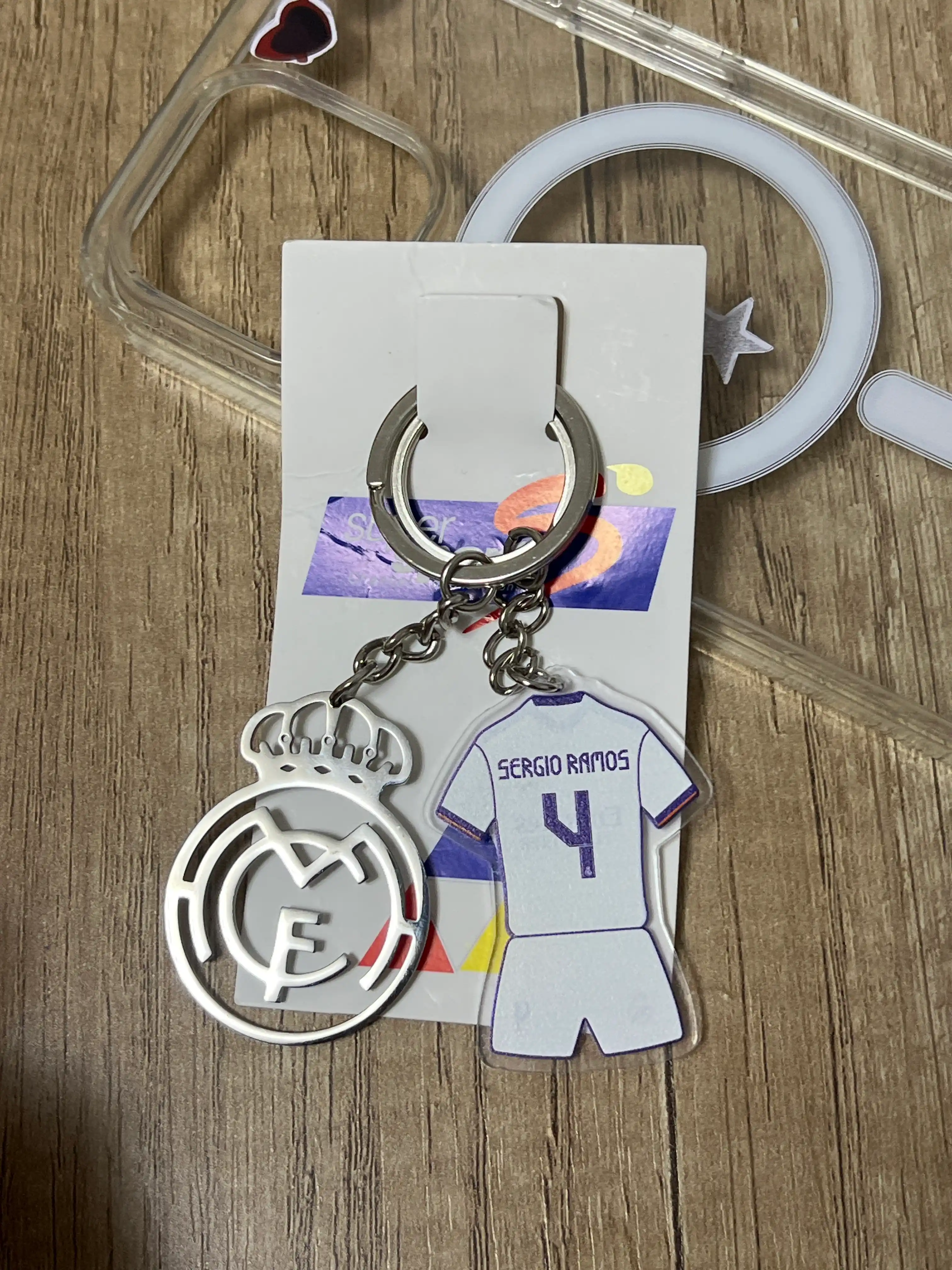 Металлические брелоки с эмблемами Barcelona и Real Madrid