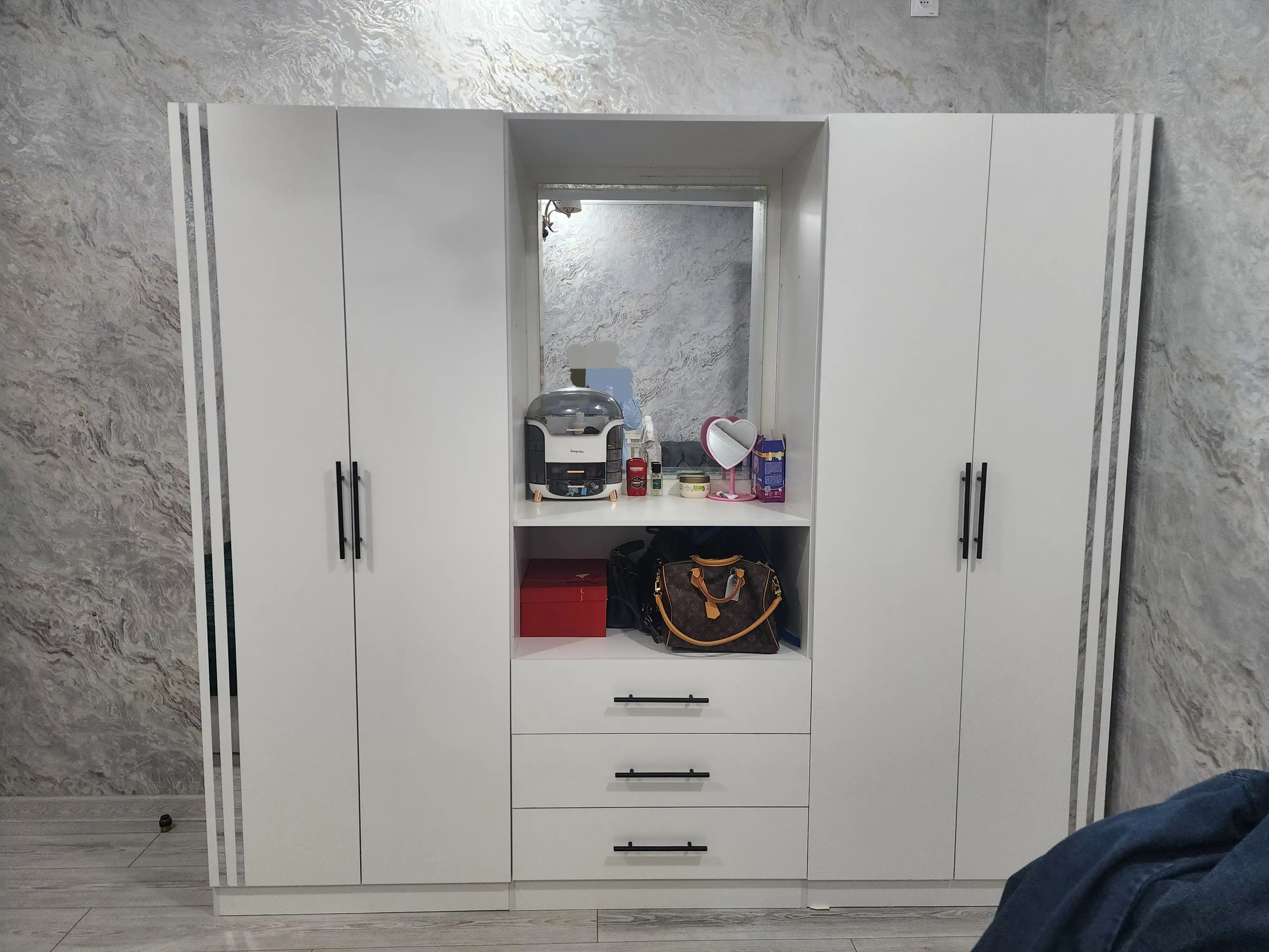 Premium shkaf, 4 eshikli, oq, qora tutqichli