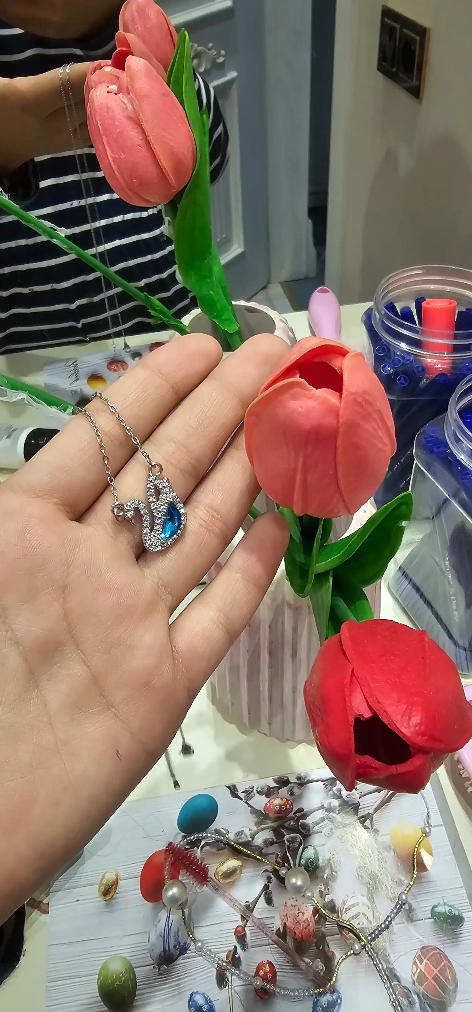 Ayollar zanjiri - SWAROVSKI kristallari bilan bezatilgan oqqush shaklidagi marjon