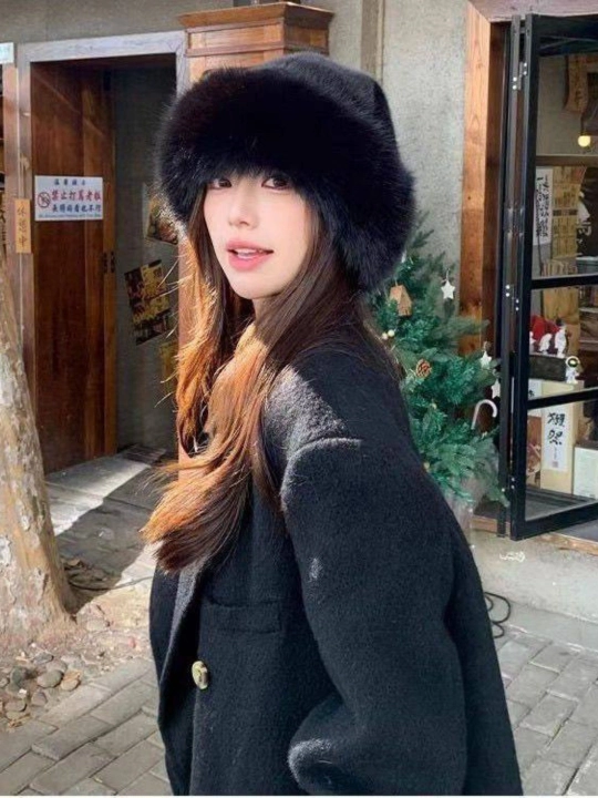 Женская меховая шапка с широким отворотом