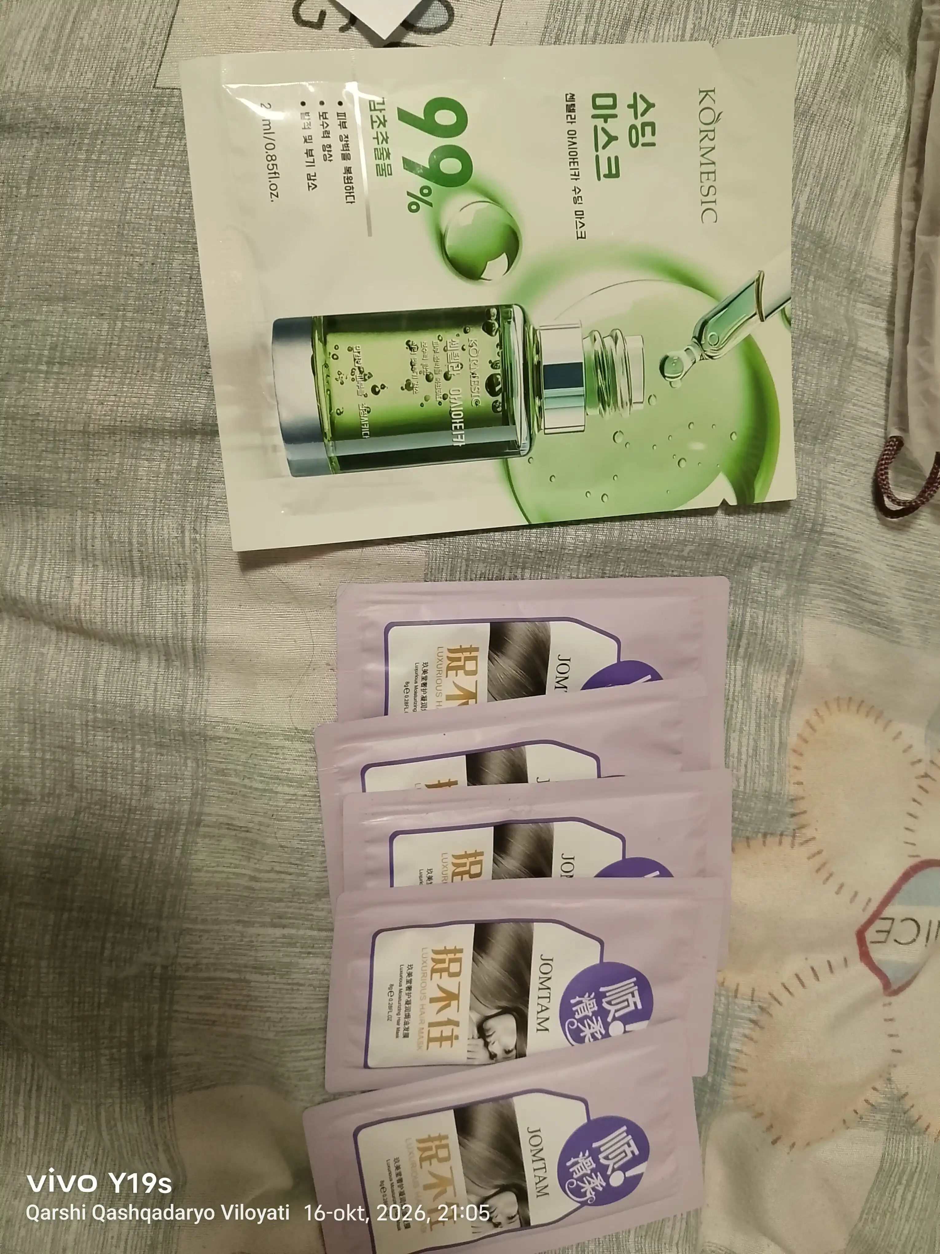 Uch xil ko'chma vitaminli sochlarni davolash vositalari va bug'lanmaydigan membranalar