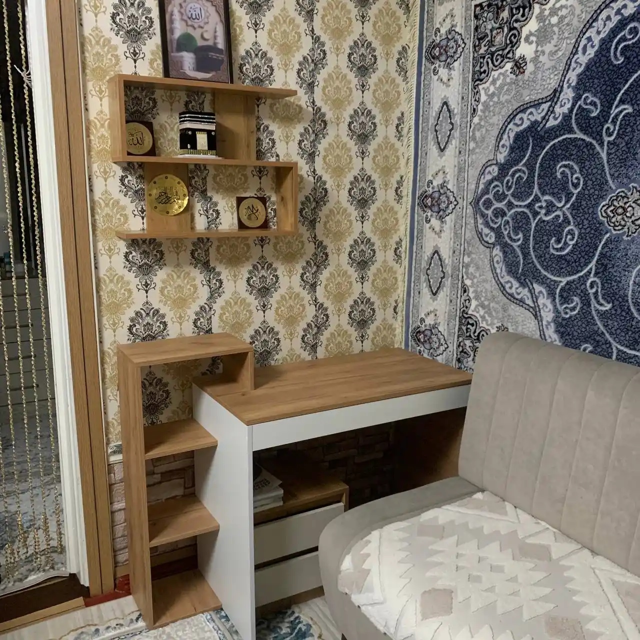 Maktab va kompyuter stoli