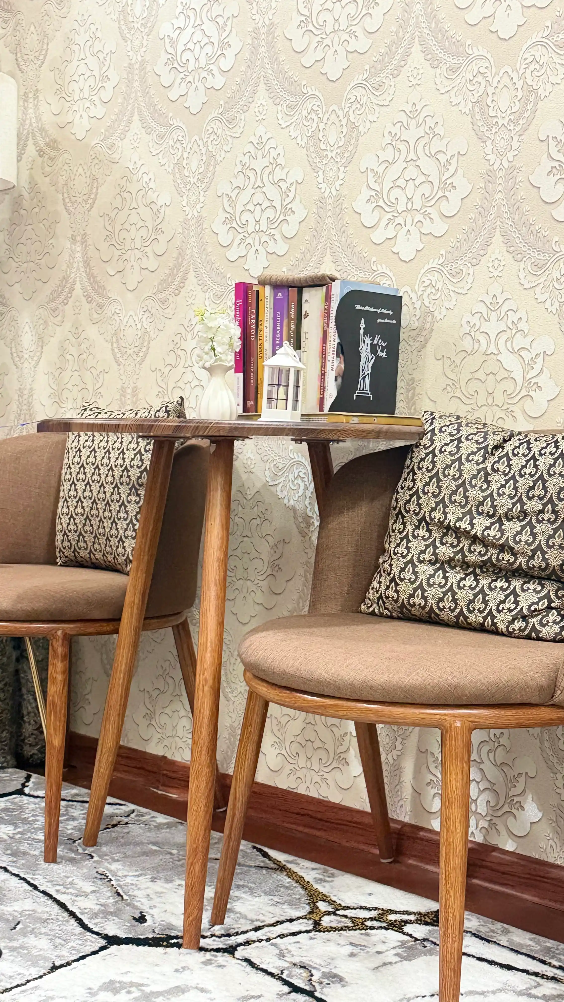 Комплект из стула и столика, в классическом стиле, для гостиничных салонов и магазинов