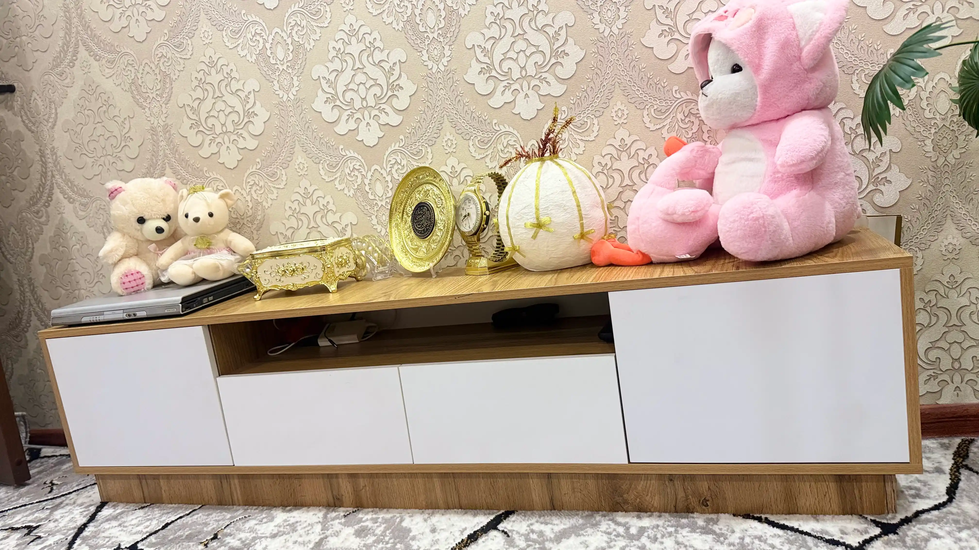 Televizor tagligi TV tumba TUN keng tokchalar bilan, to'liq yig'ilgan, 150/160/170x40x30sm