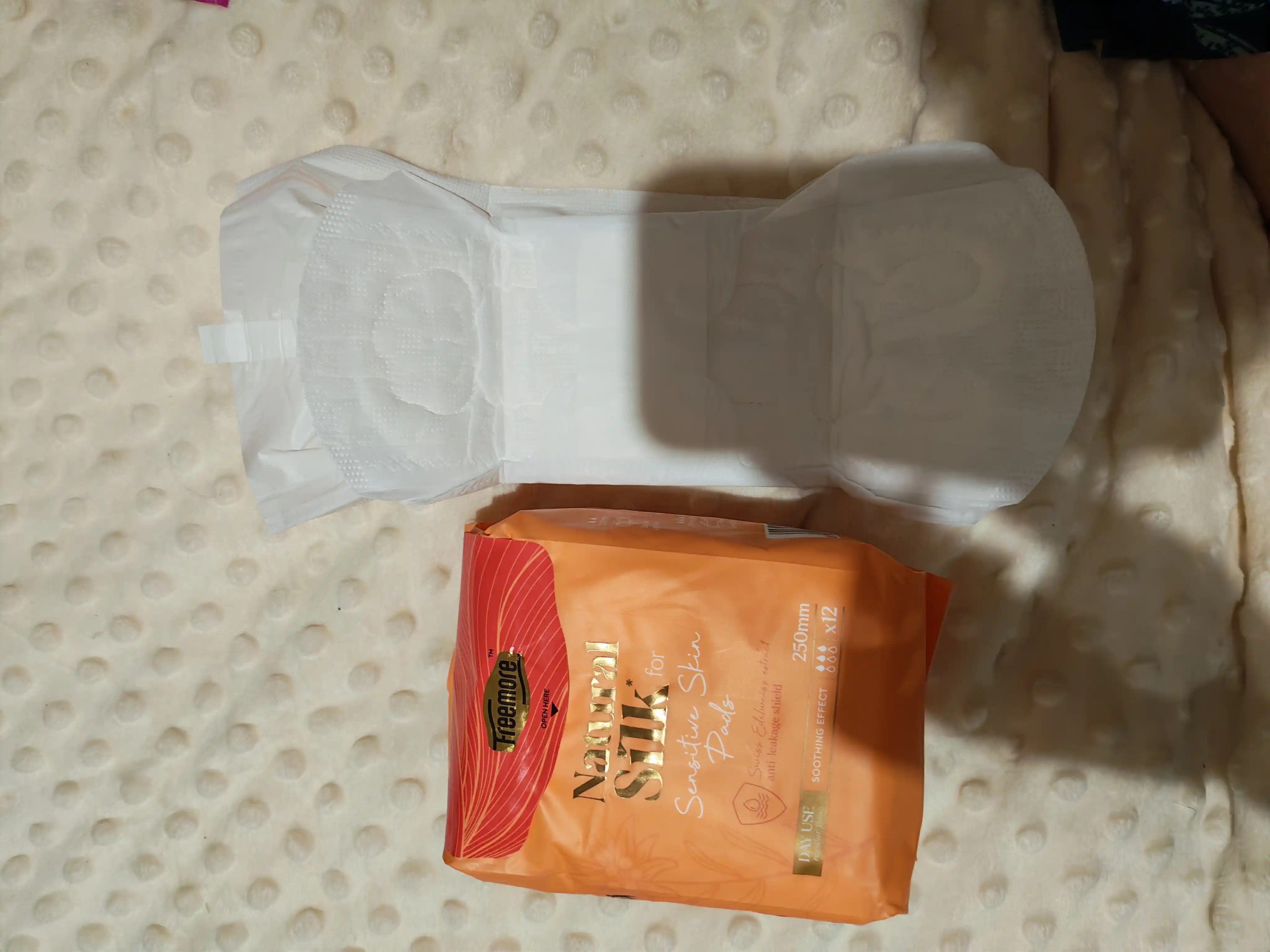 FREEMORE Natural Silk ipakli kunduzgi prokladkalar, sezgir teri uchun, 250 mm, 12 dona