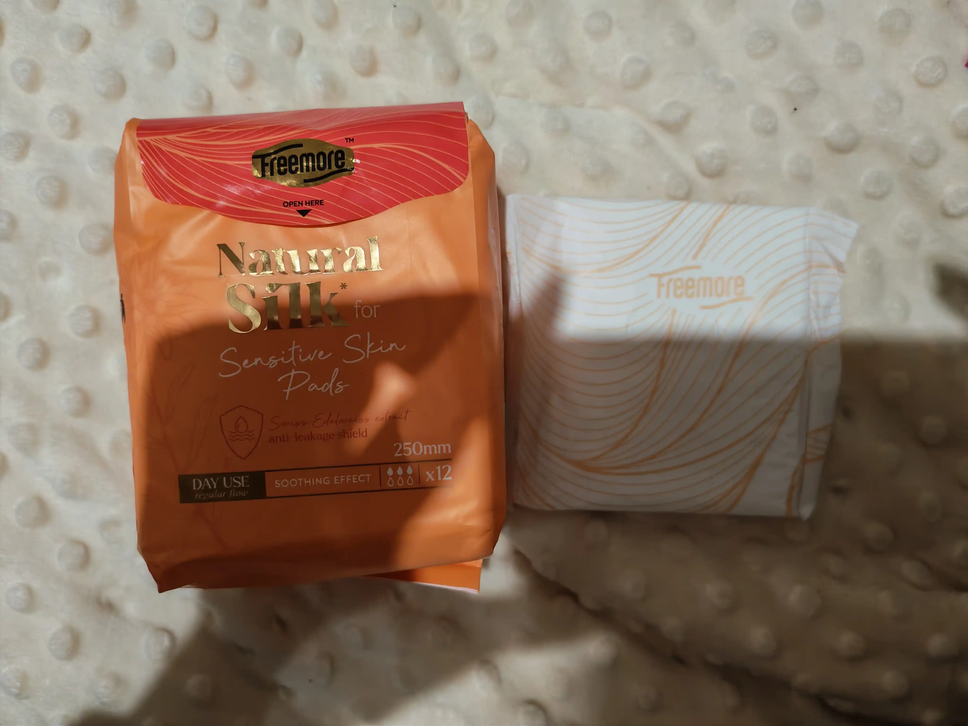 FREEMORE Natural Silk ipakli kunduzgi prokladkalar, sezgir teri uchun, 250 mm, 12 dona