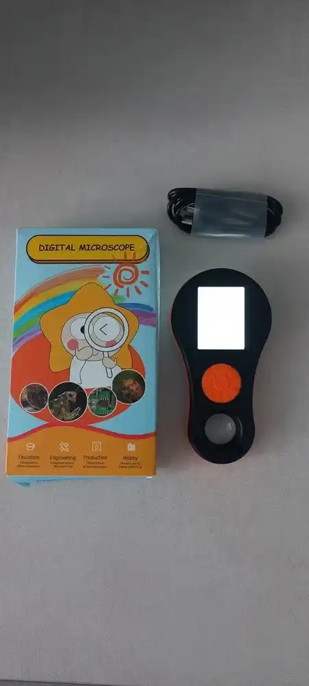 Kamera va lupa bilan jihozlangan to‘q sariq rangli bolalar mikroskopi