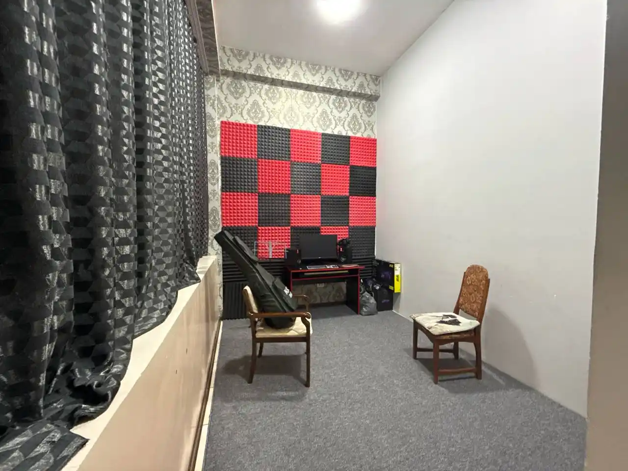 Studiya uchun o‘zi yopishadigan 50x50 sm o‘lchamli akustik porolon panel