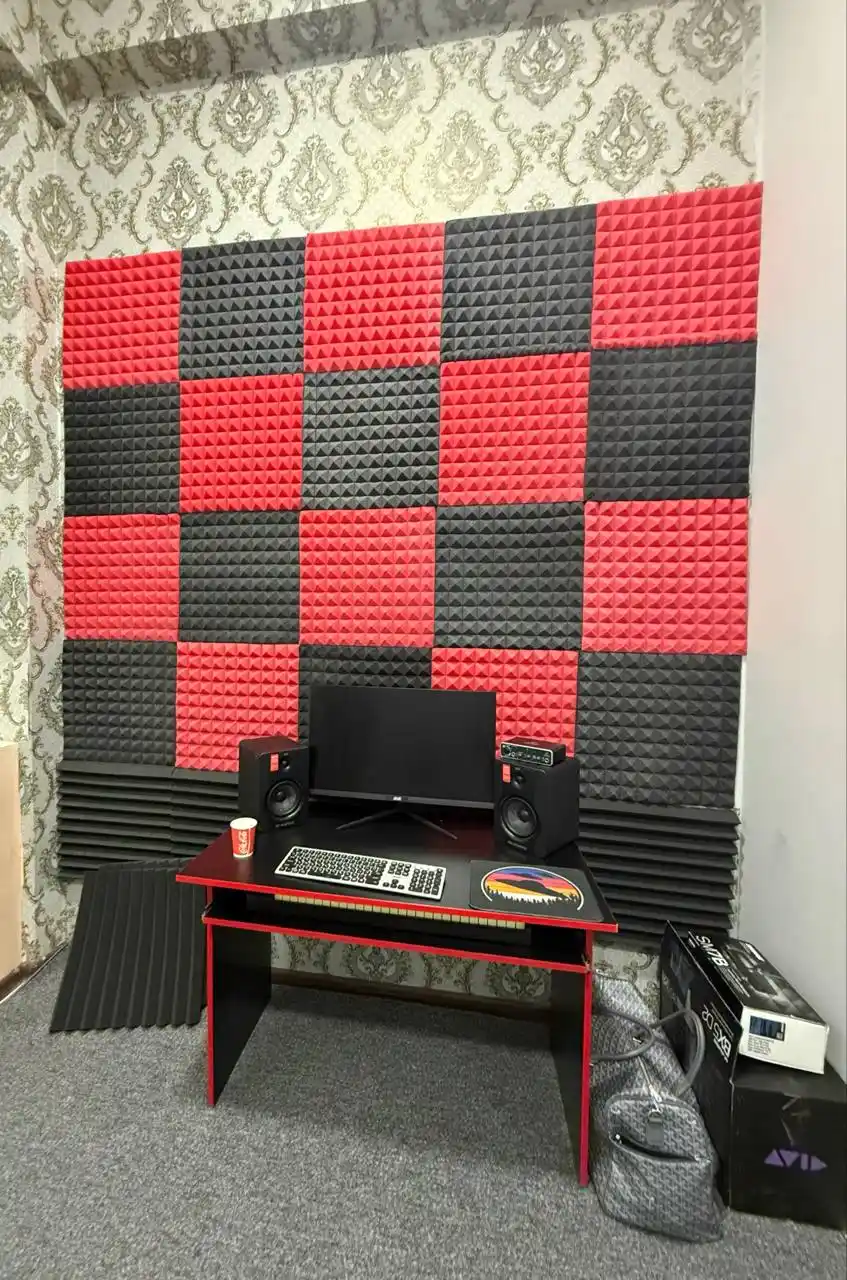 Studiya uchun o‘zi yopishadigan 50x50 sm o‘lchamli akustik porolon panel