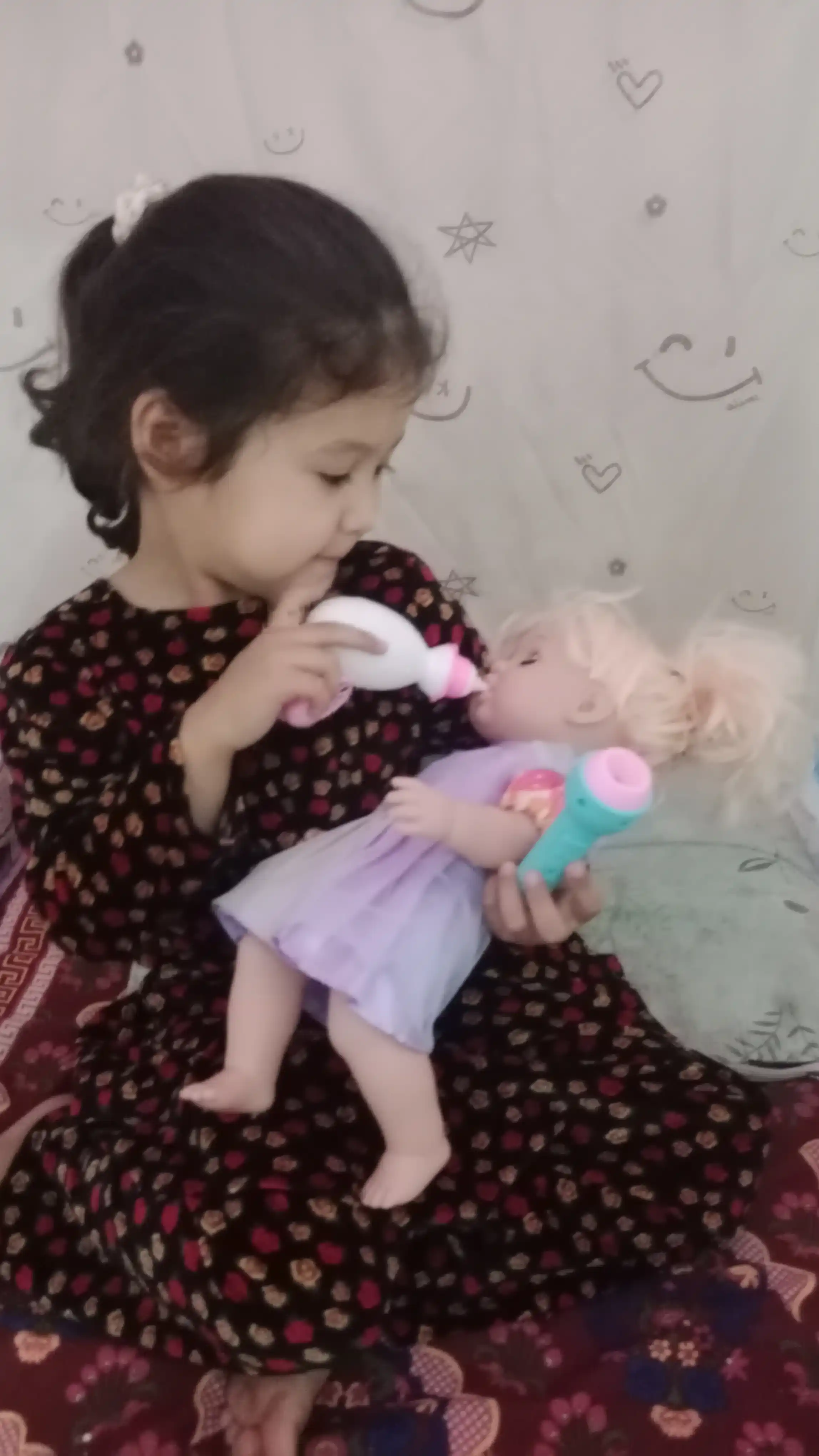 Bolalar interaktiv qo'g'irchoq, pups, ovqatlaning, shishadan ichadi, deydi idishda, deydi