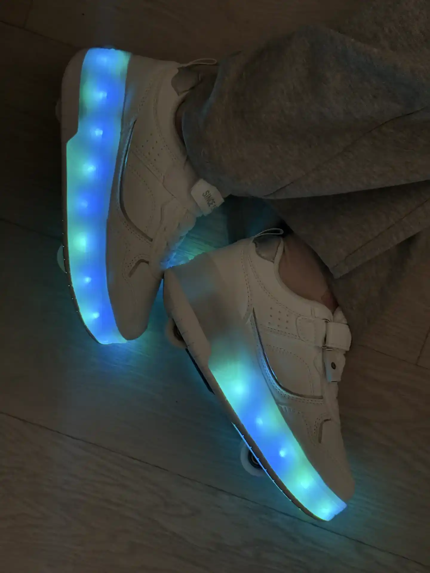LED rolikli krossovkalar