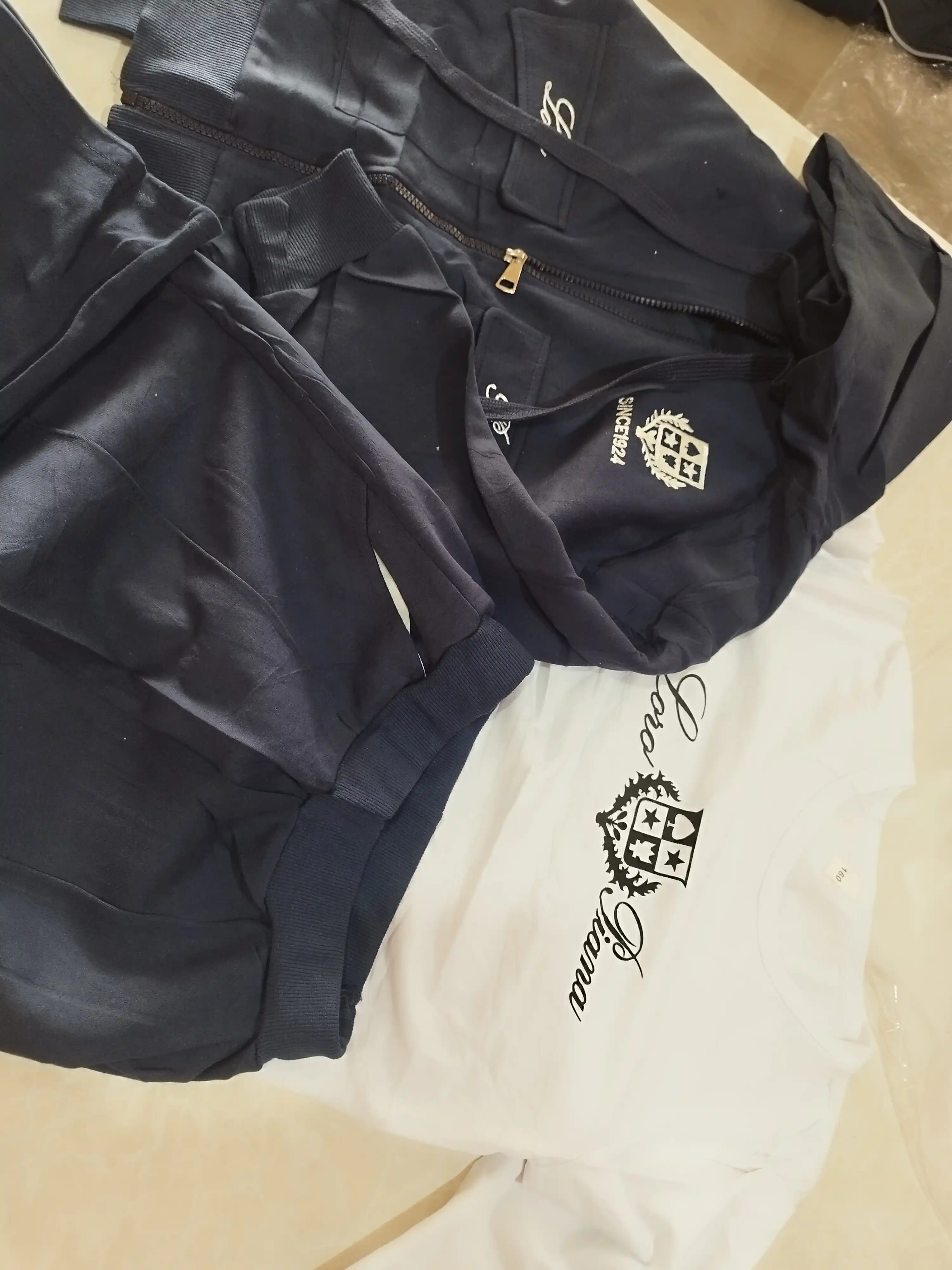 Qizlar uchun 3 qismli pushti sport komplekti: huddi, futbolka va keng shim, 8–13 yosh