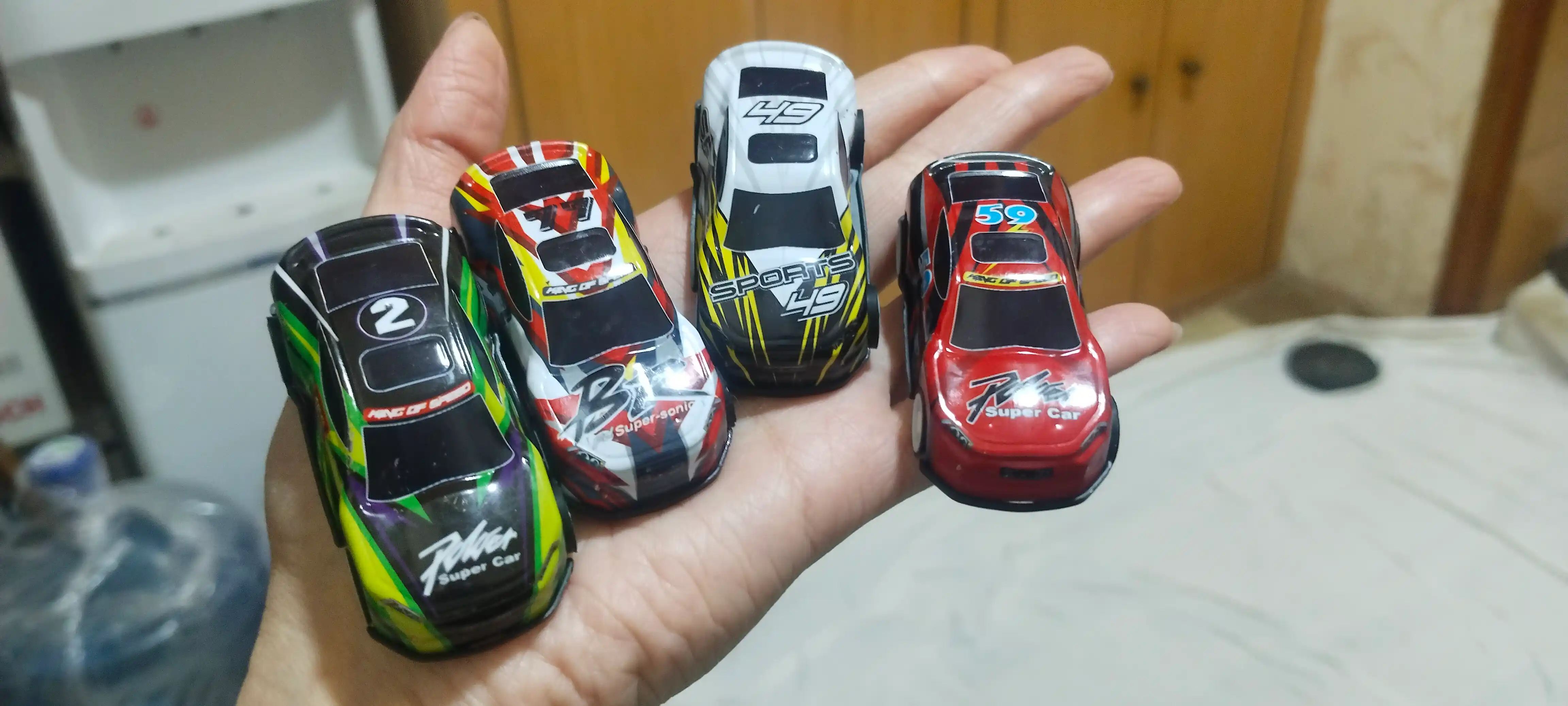 Metall poyga mashinalari to‘plami