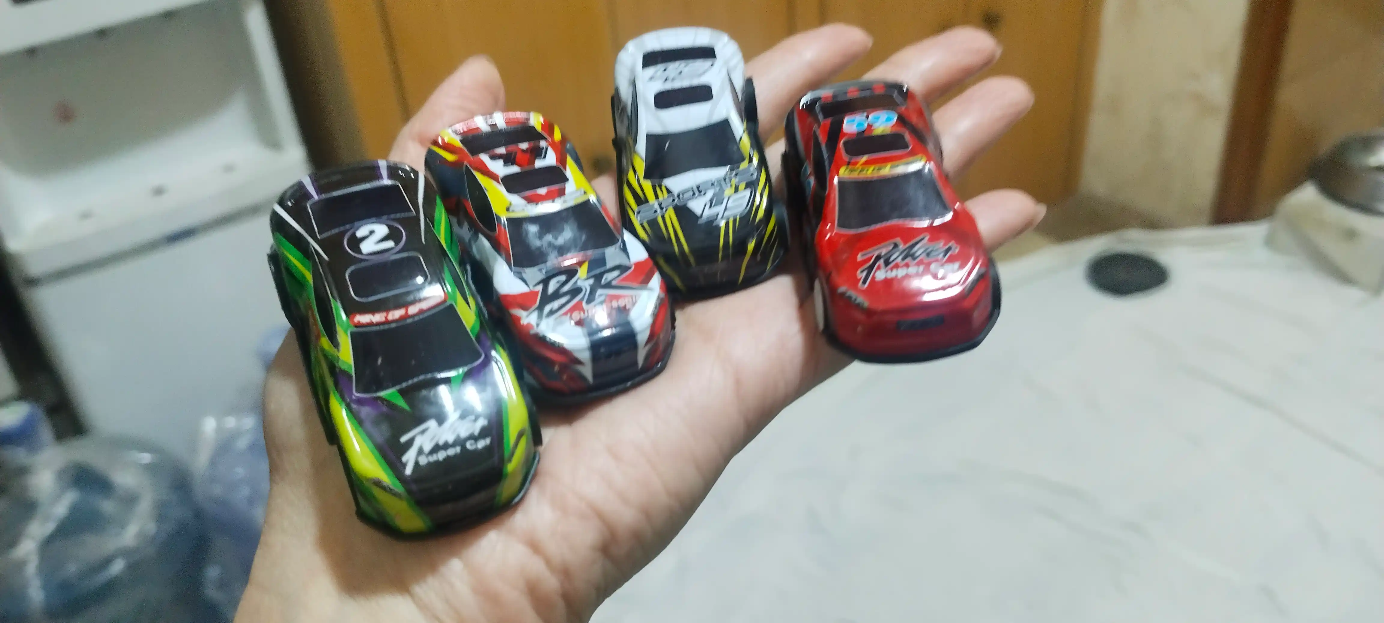 Metall poyga mashinalari to‘plami