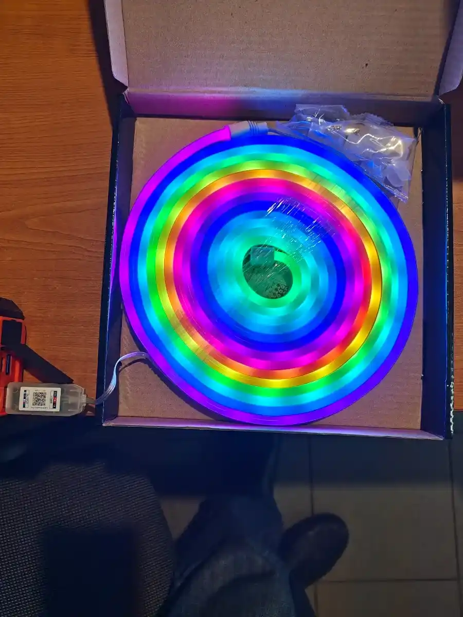 Pult bilan LED lenta 5 m, RGB lenta va neon lenta, ilova orqali boshqarish