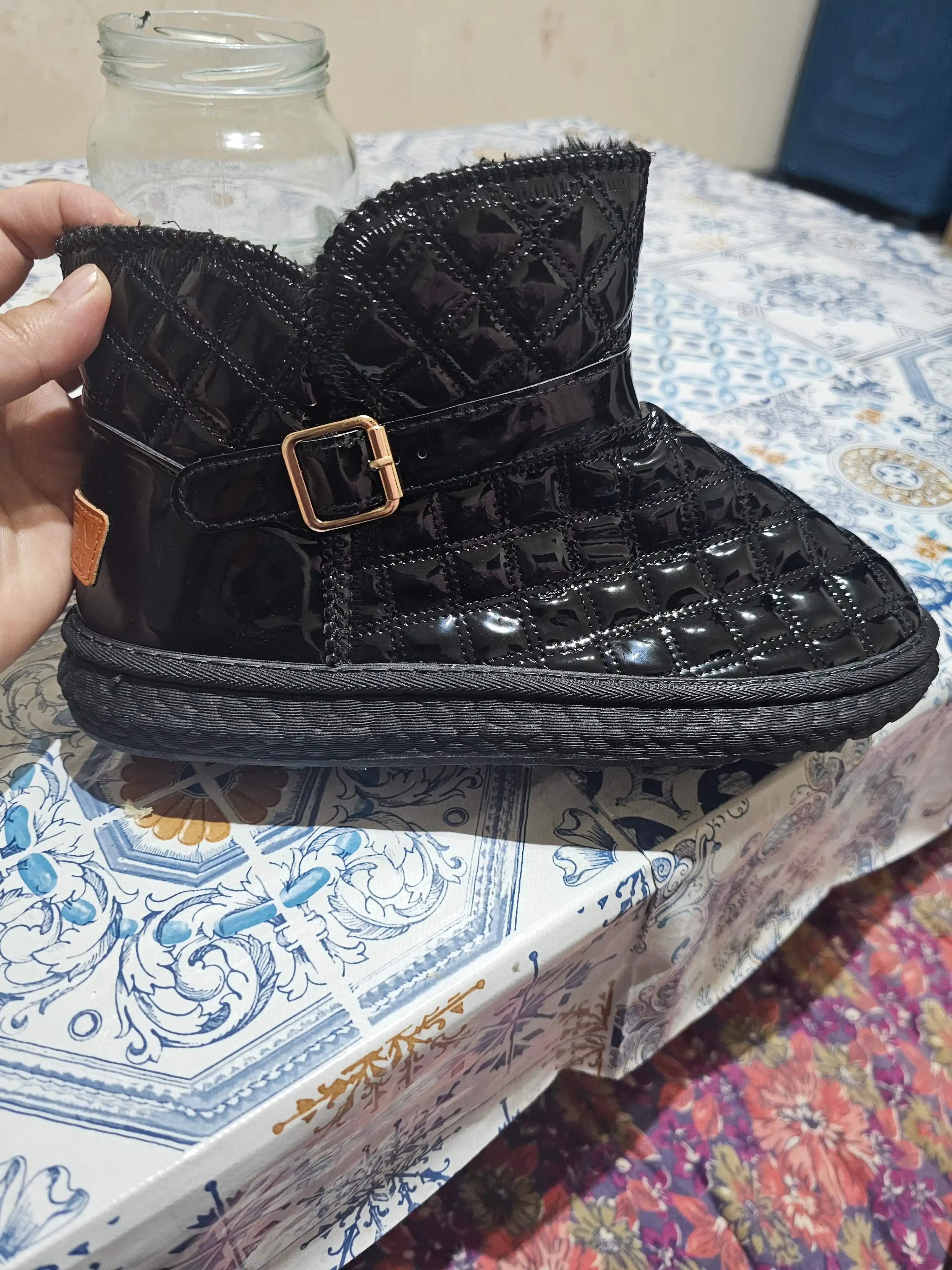 Ayollar uchun mo‘ynali qishki etiklar, qavilgan ustki qism va bezakli tokali