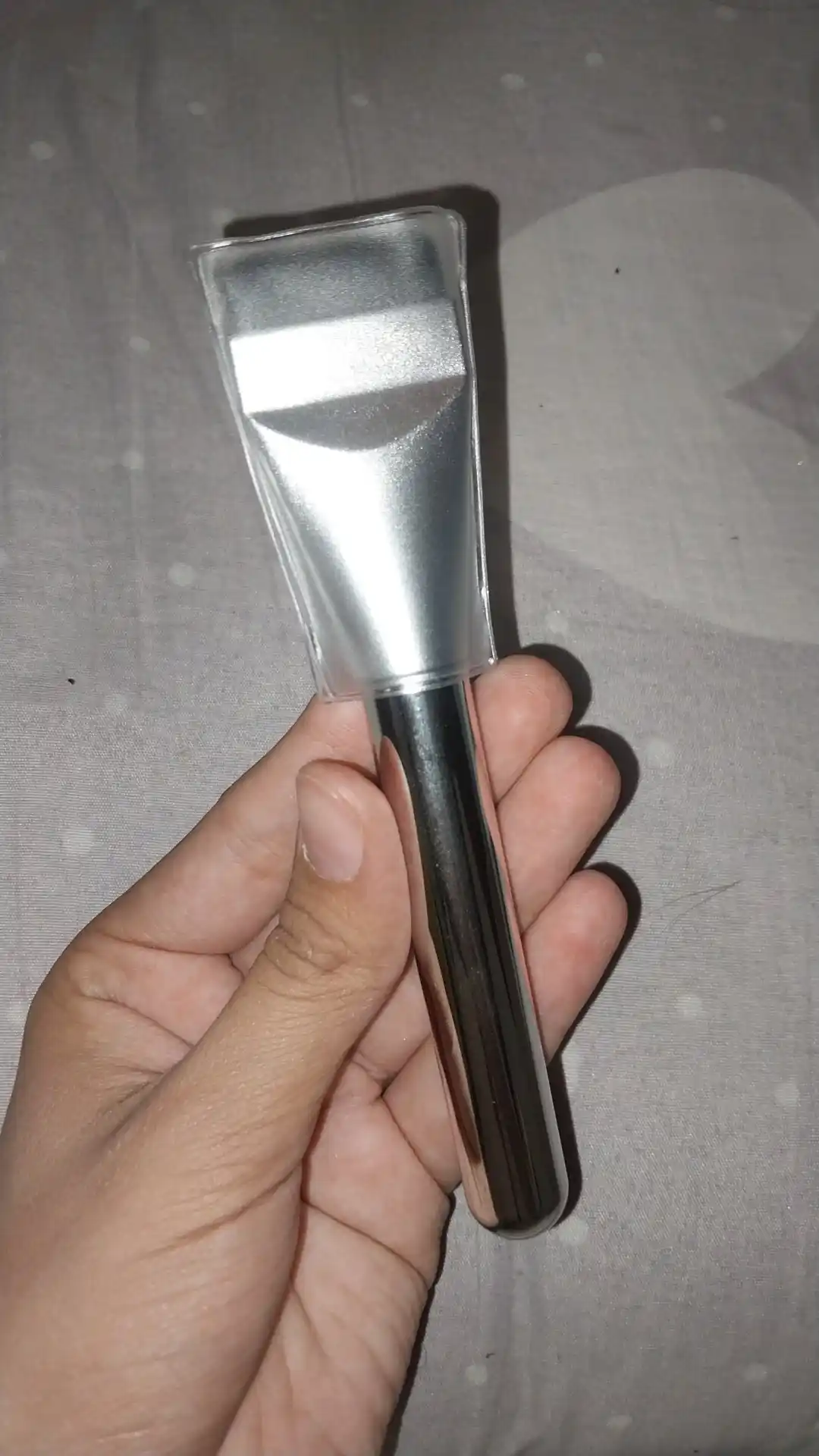 Tonal asos uchun o‘ta yupqa mo‘yqalam, makiyaj uchun
