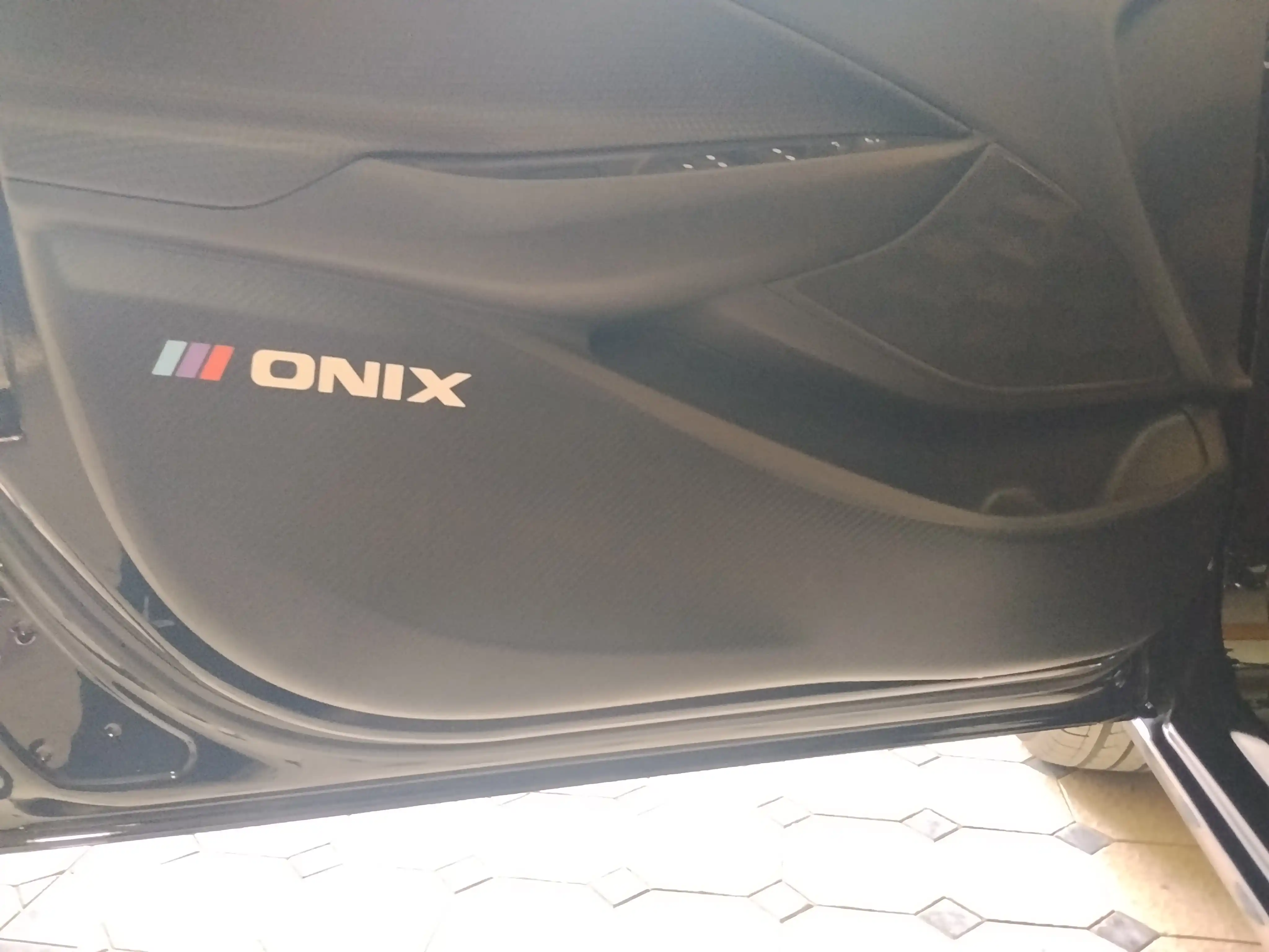 ONIX avtomobili uchun 4 ta eshikga, karbonli, o‘zi yopishadigan