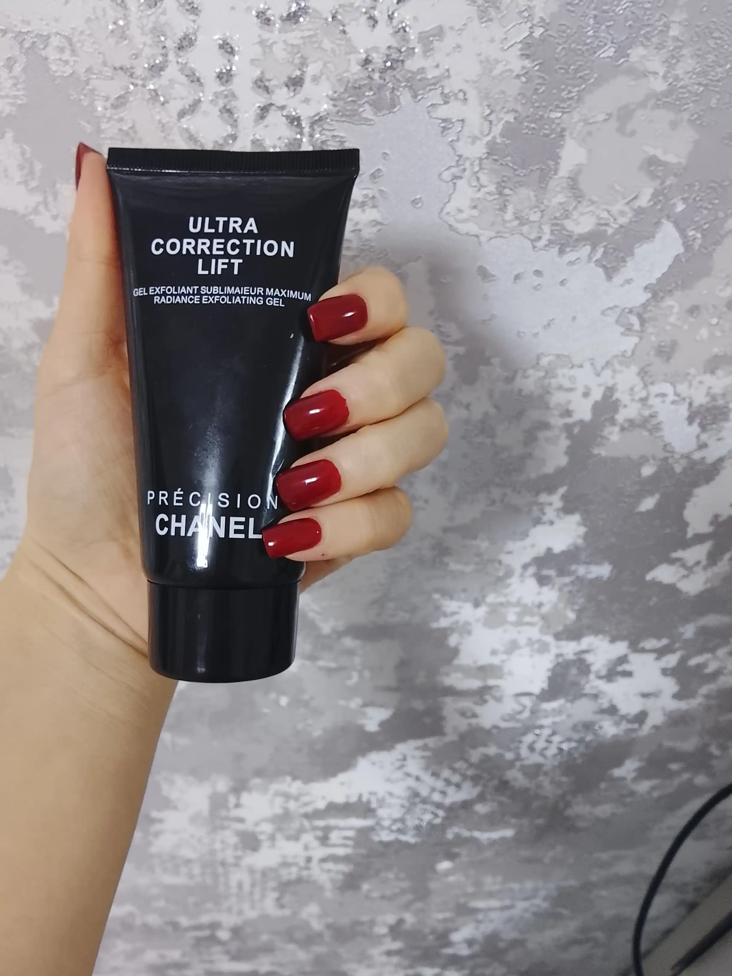 Yuz uchun peeling skatka, tozalovchi, o'lik terini olib tashlash uchun