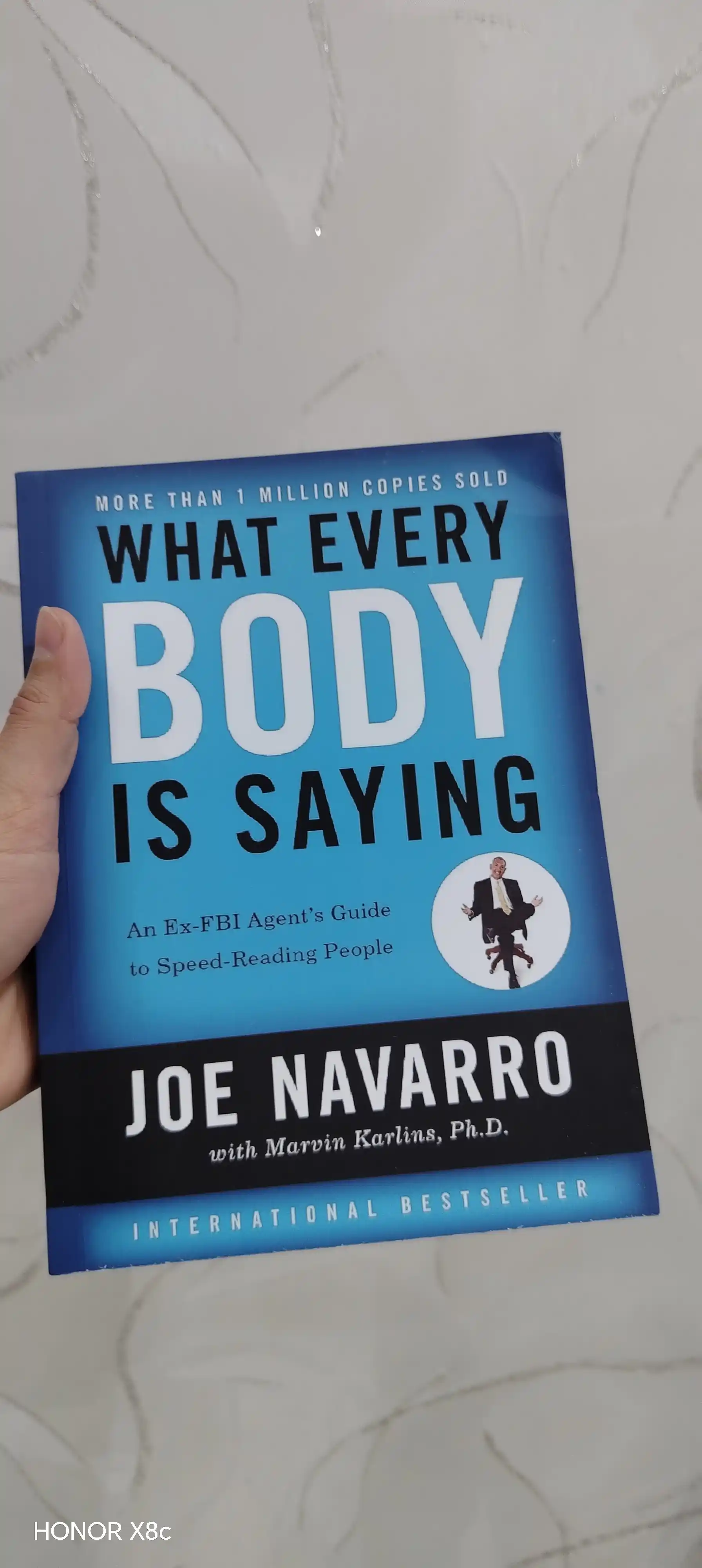 What everybody is saying. Joe Navarro, Marvin Karlins (Kitob ingliz tilida)