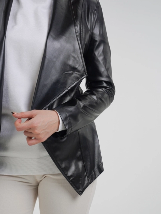 Кожаная куртка для женщин