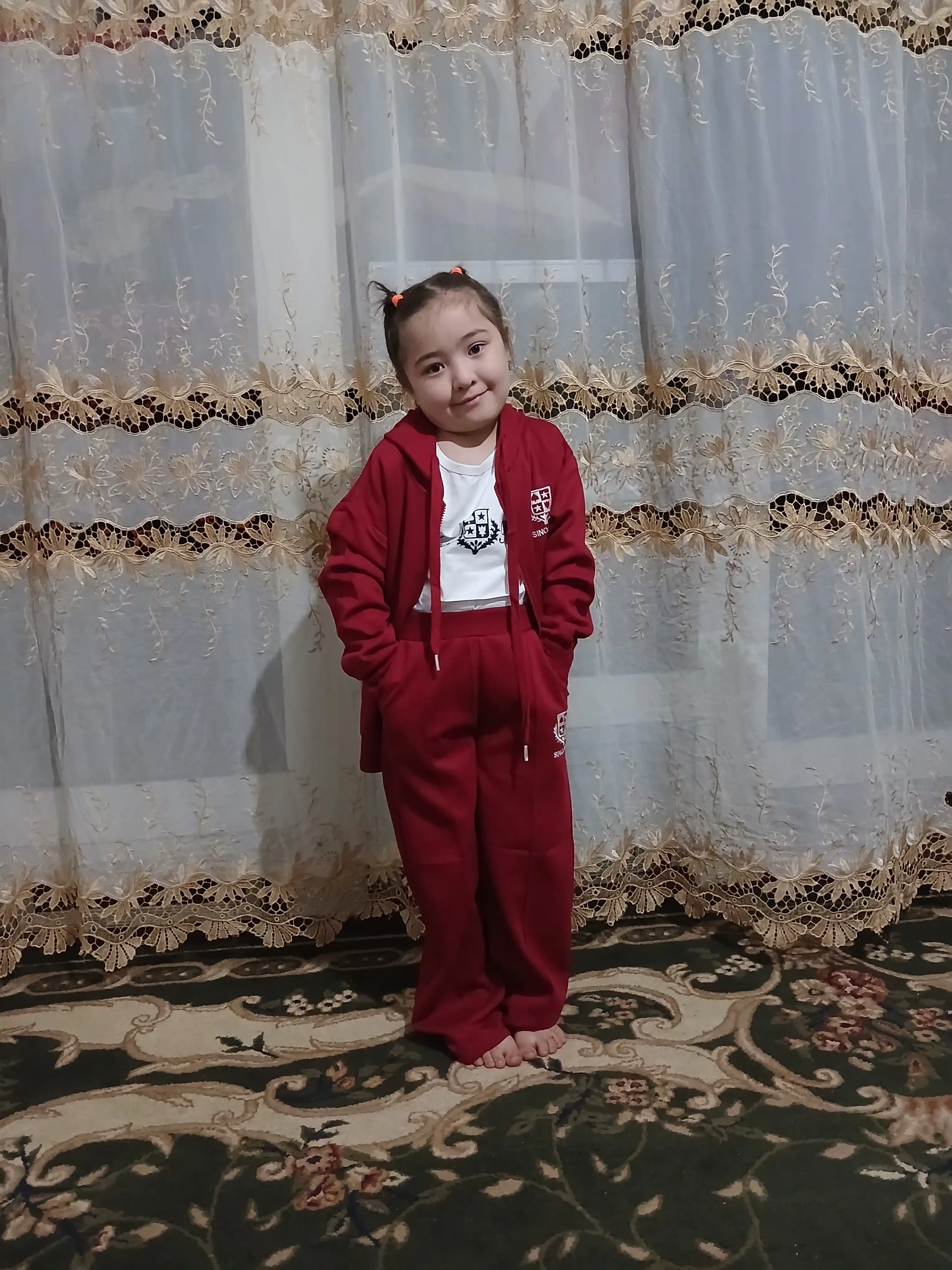 Qizlar uchun 3 qismli pushti sport komplekti: huddi, futbolka va keng shim, 8–13 yosh