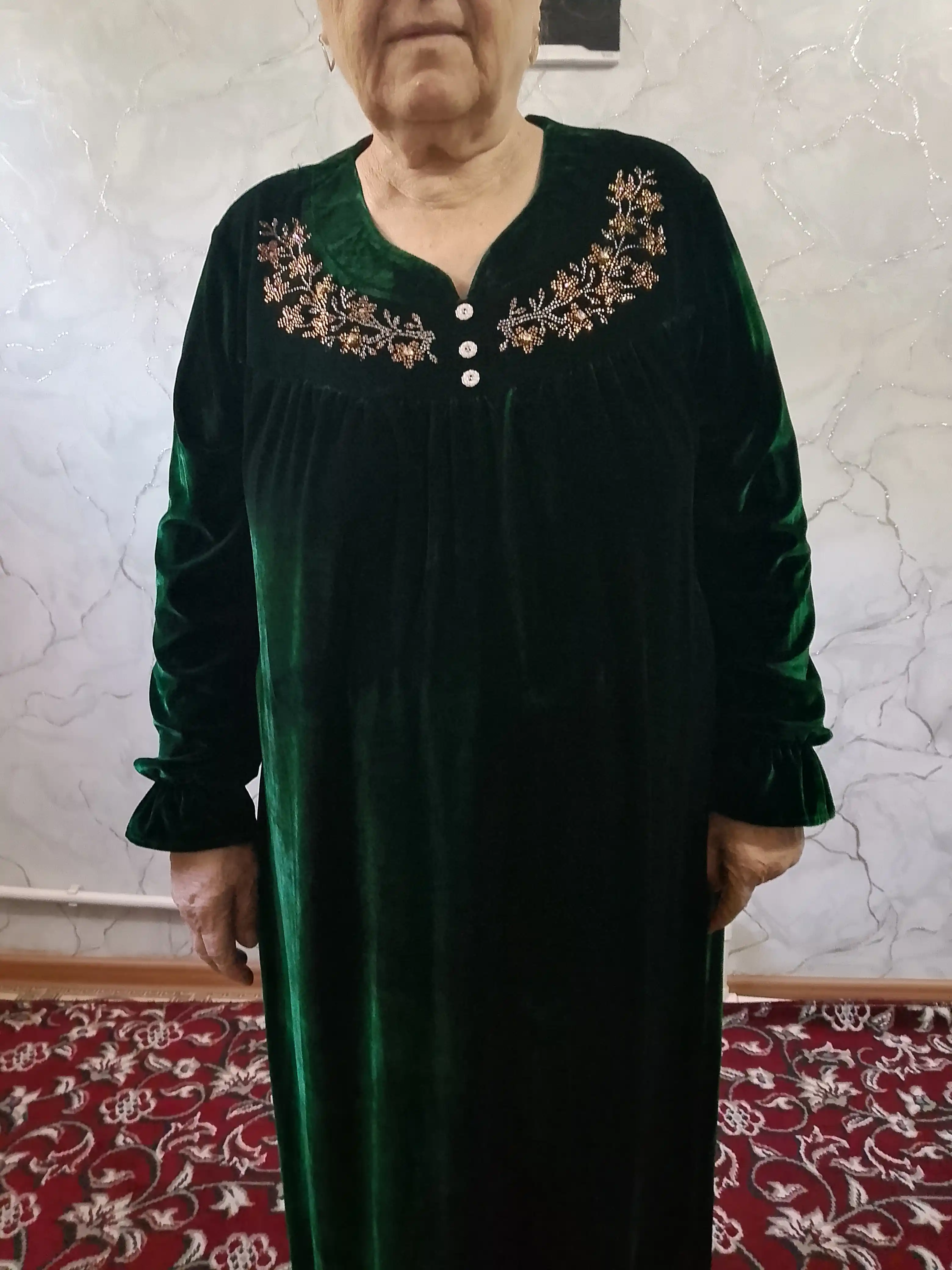 Ayollar uchun nafis velyur ko‘ylak, uzun va keng bichimli, gul naqshli