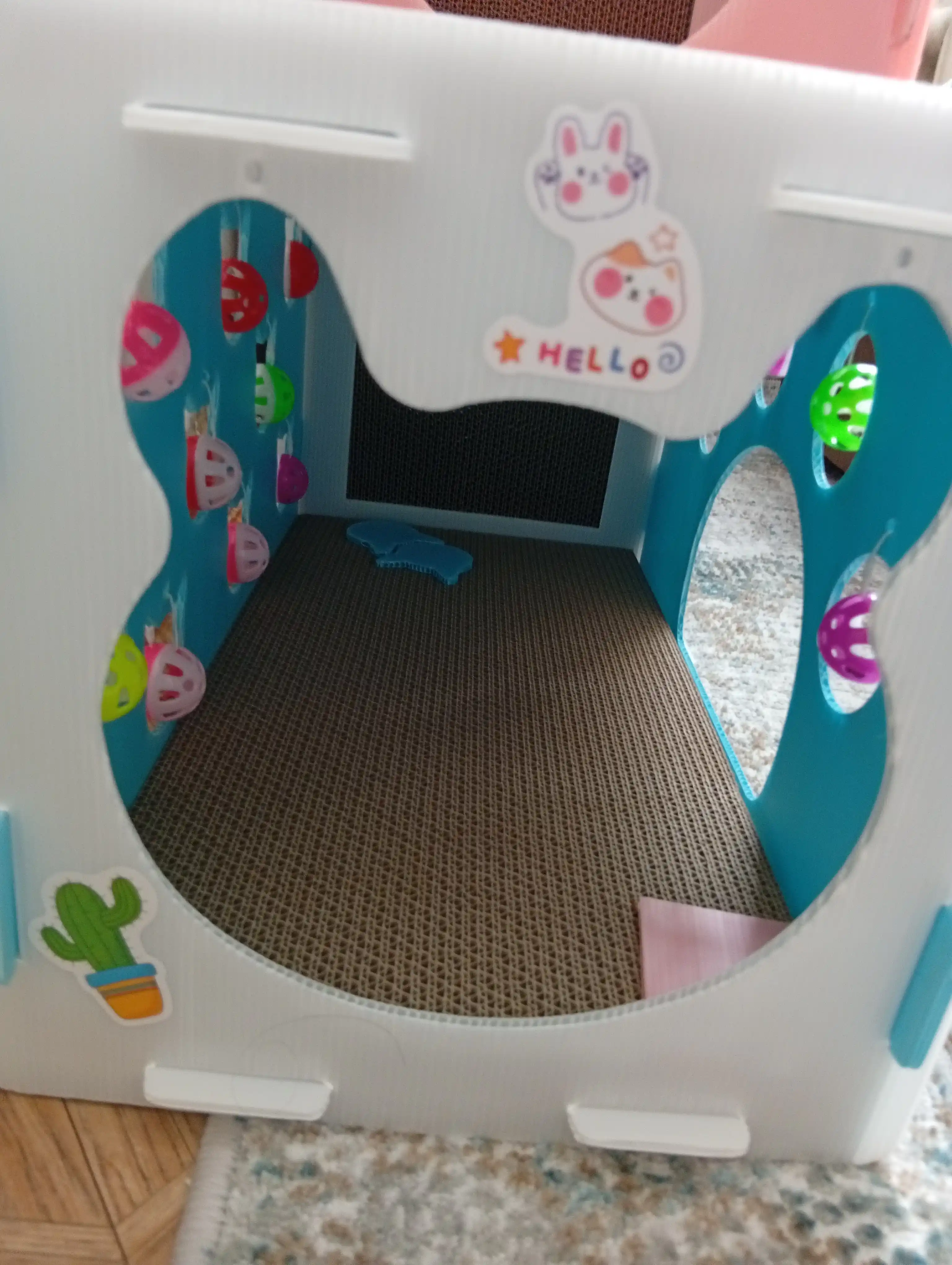 Mushuk uyi 3v1 tirnash taxtasi va o‘yinchoqli, mebelni himoya qiluvchi