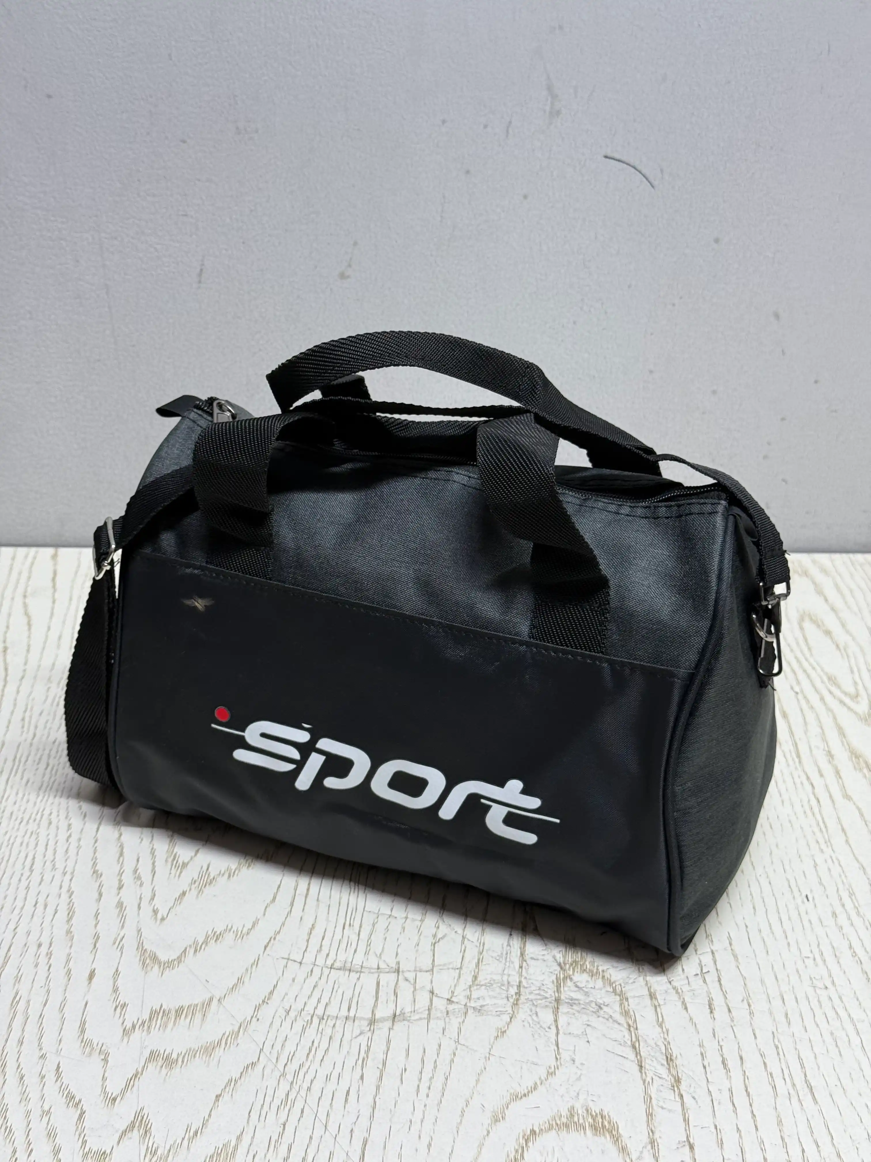 Yengil va sig'imli sport sumkasi, turli xil print tushirilgan