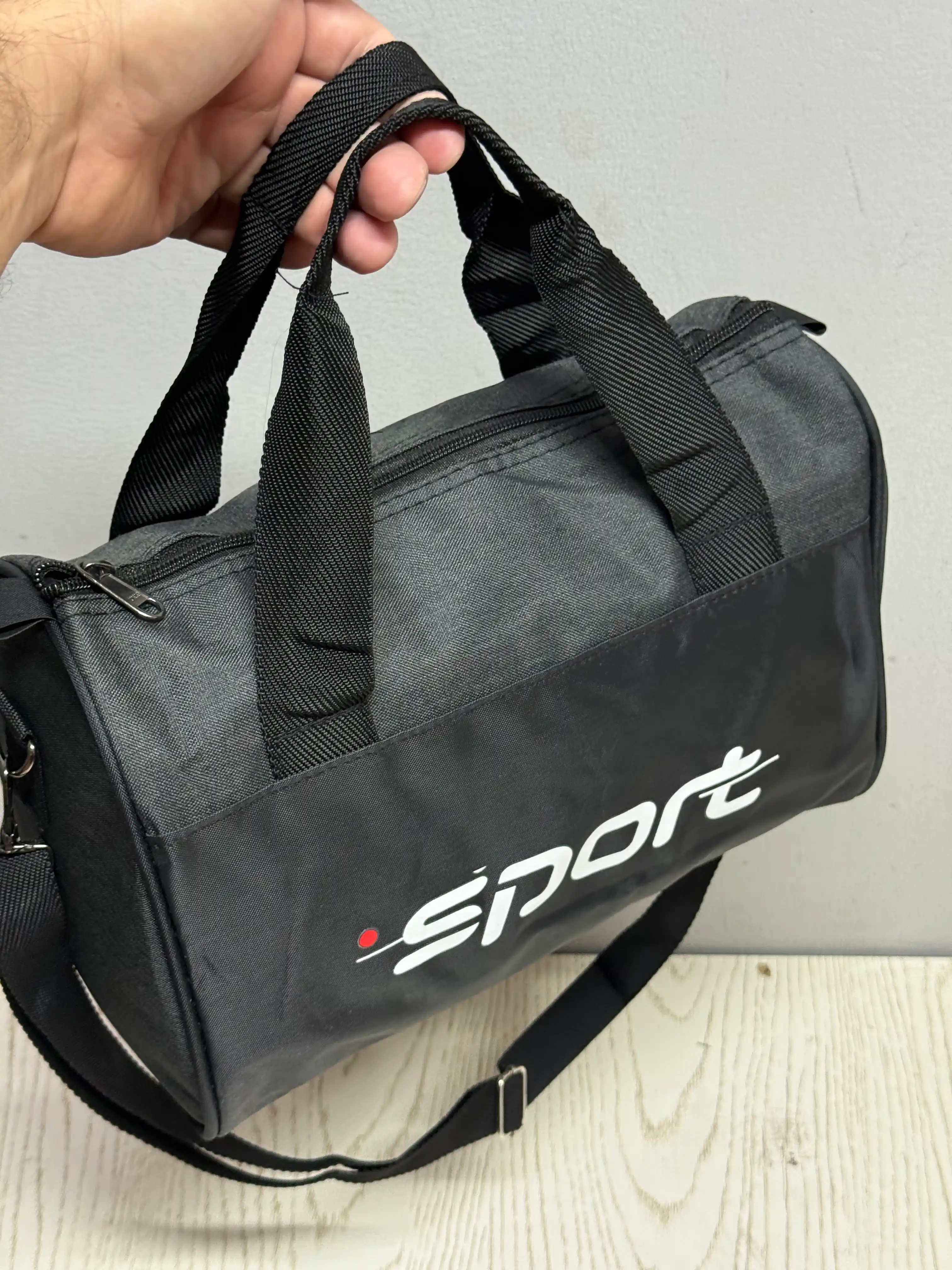 Yengil va sig'imli sport sumkasi, turli xil print tushirilgan