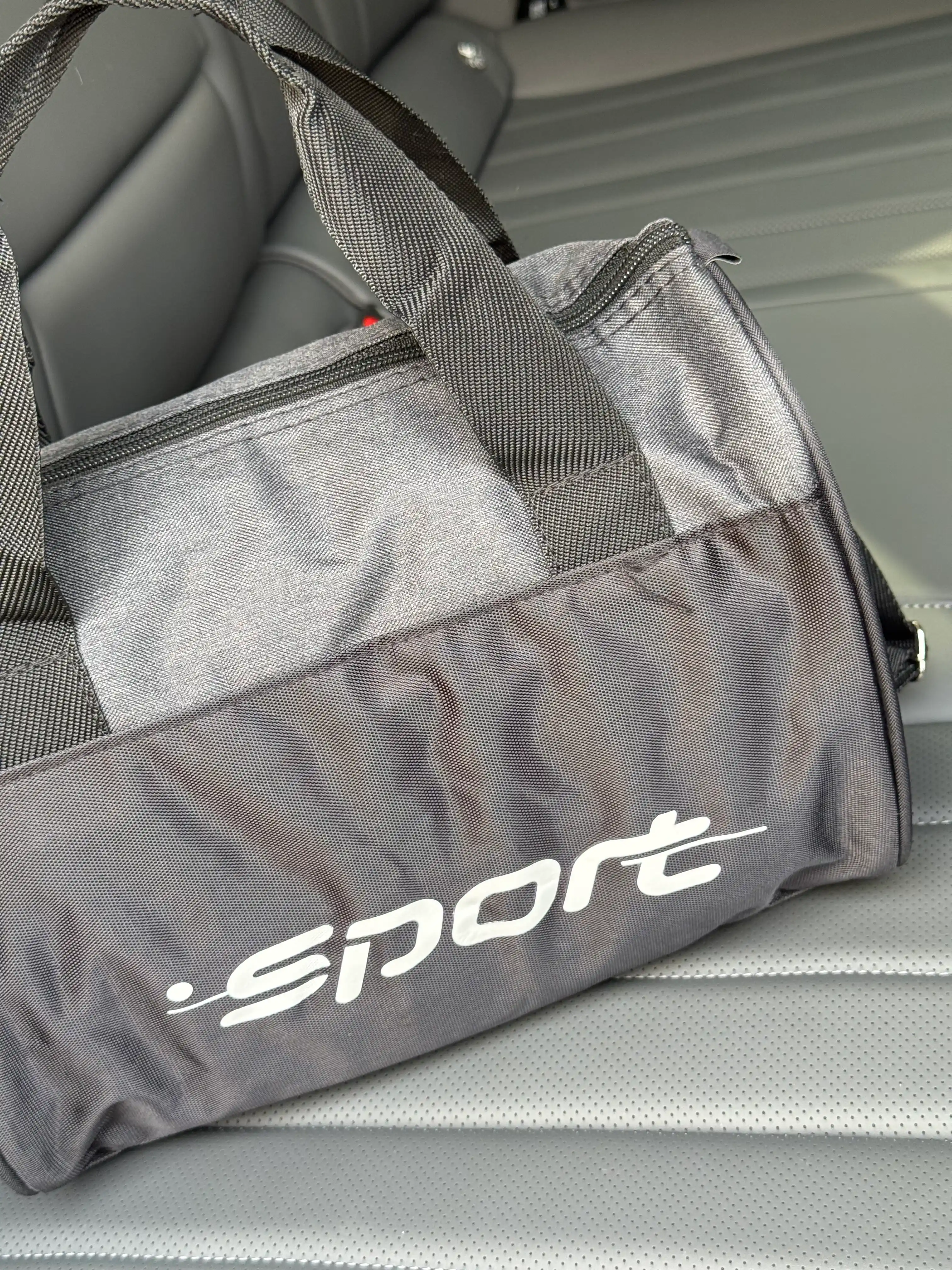 Yengil va sig'imli sport sumkasi, turli xil print tushirilgan