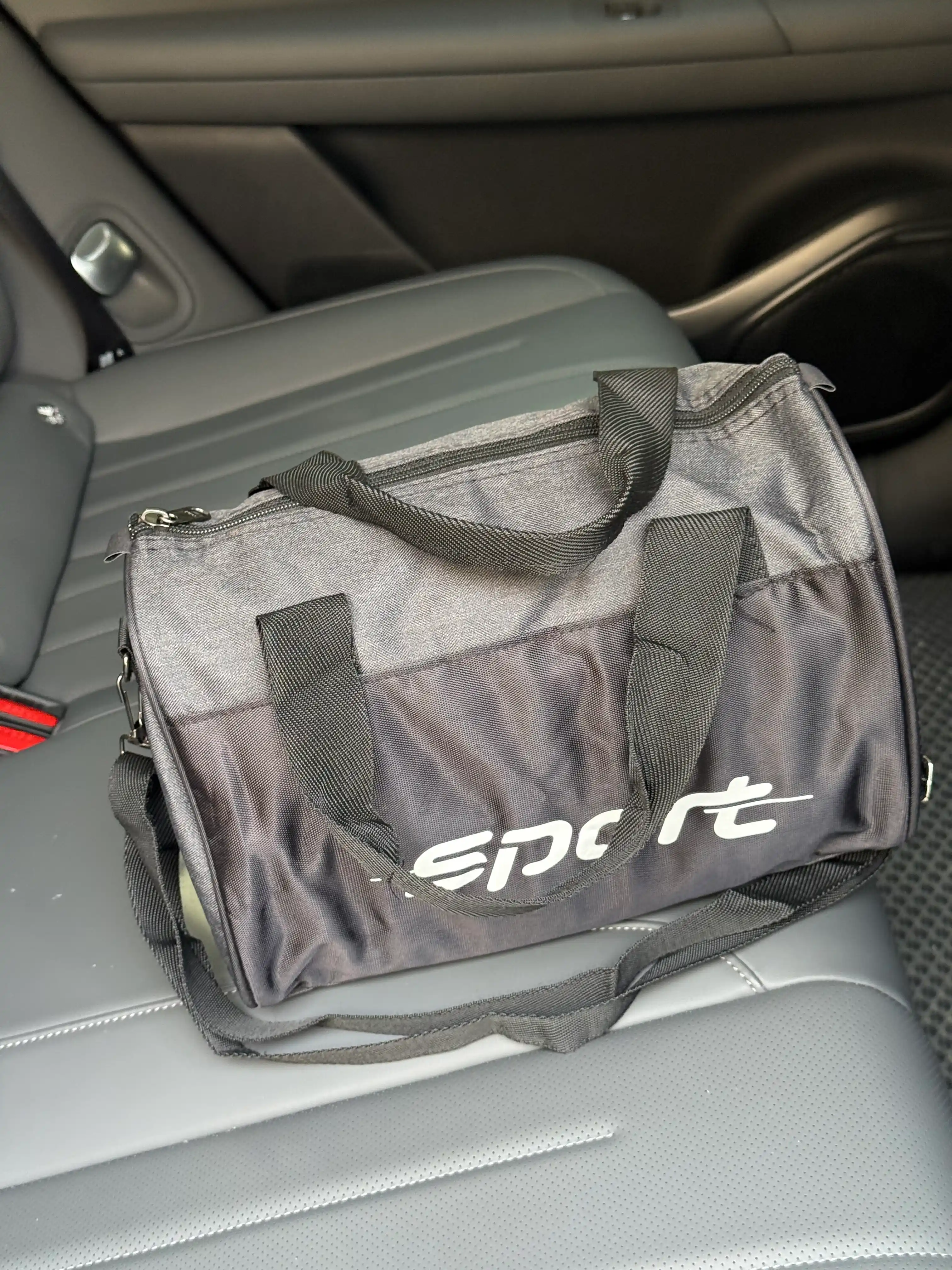 Yengil va sig'imli sport sumkasi, turli xil print tushirilgan